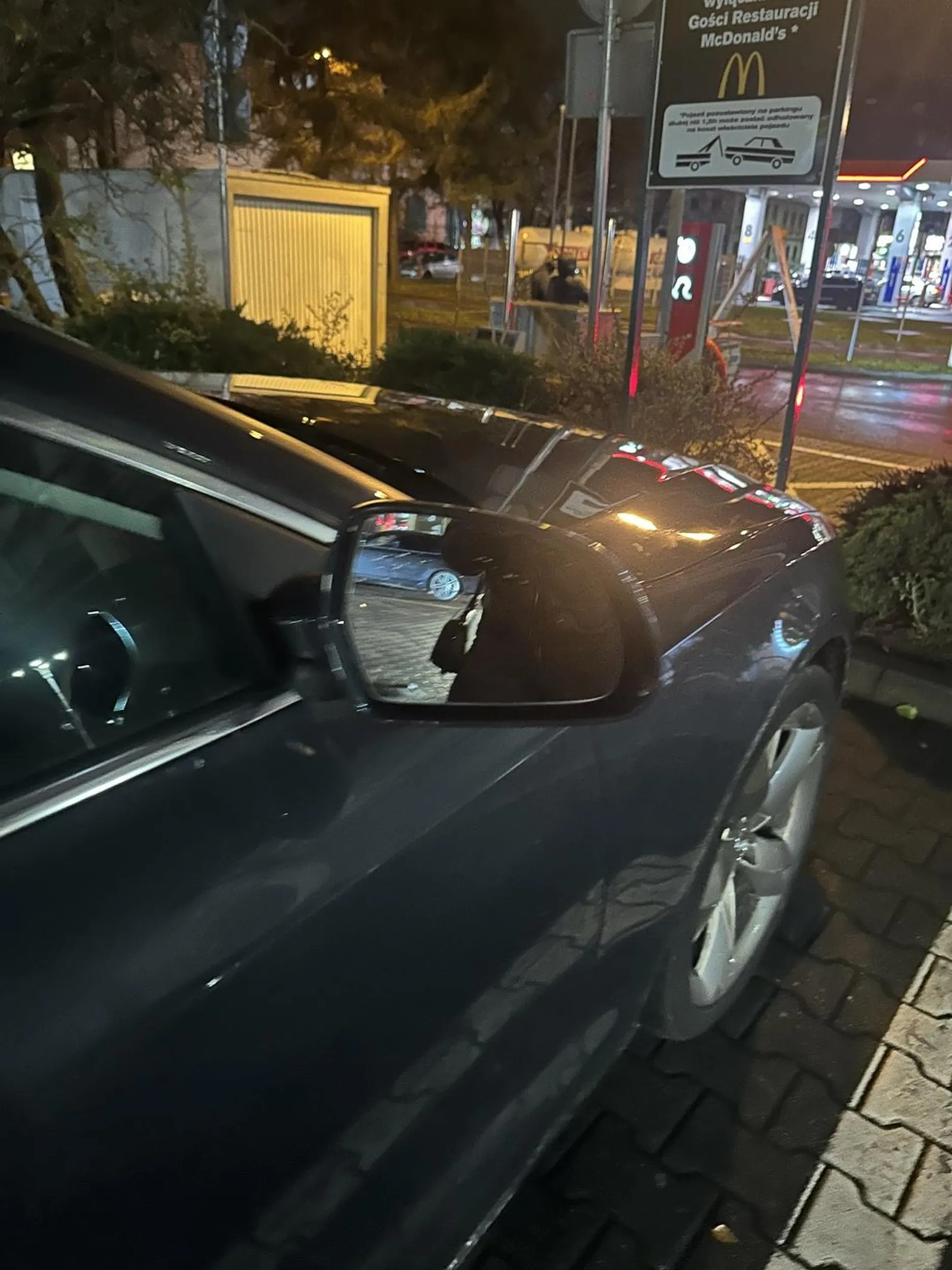 Nie kierowca a nieporozumienie, parkowanie to trudna rzecz, najpierw stanie jak pi*da , potem wykręca normalnym ludziom lusterka