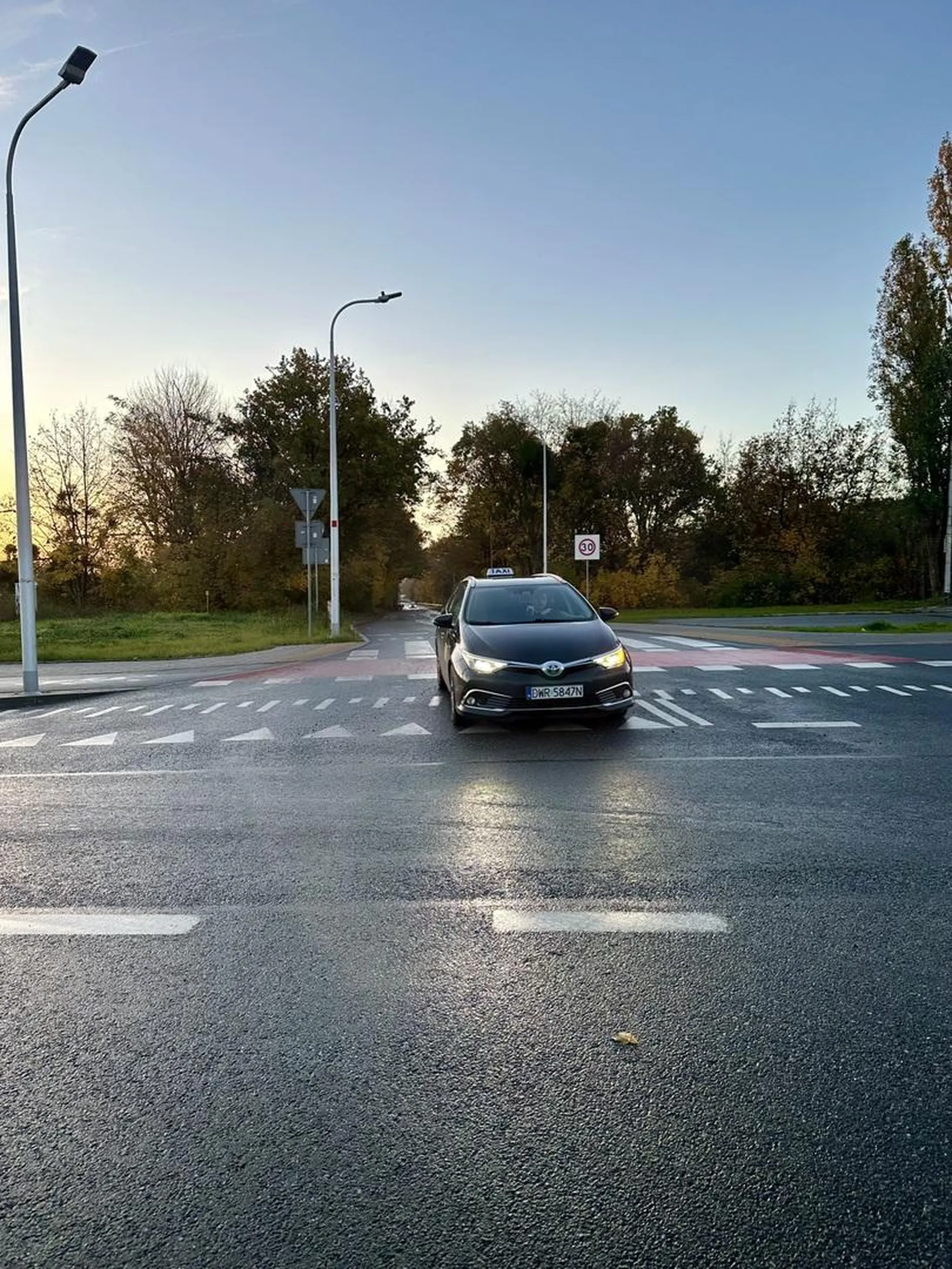 pan złotówa po co będzie jeździła jak nakazują znaki (nakaz w prawo) jak może ominąć korki łamiąc nakazy