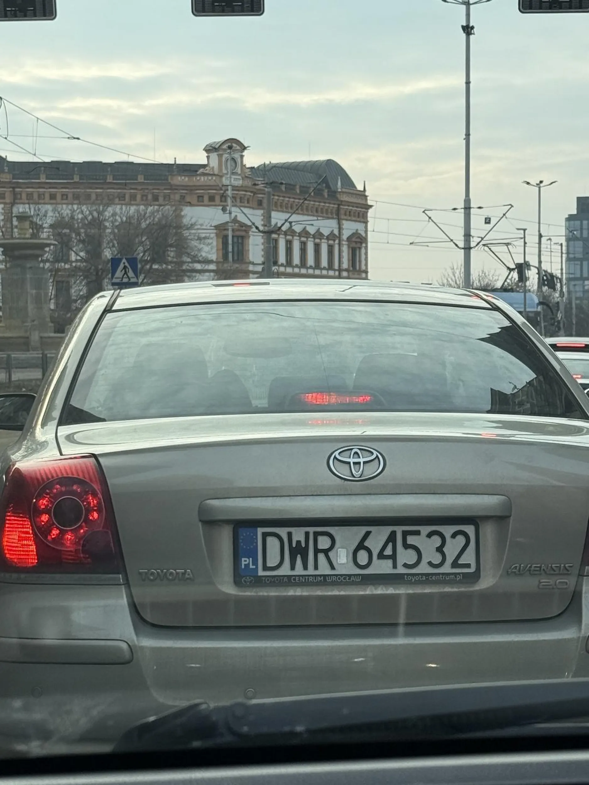 Ciągłe siedzenie w telefonie w korku i blokowanie ruchu swoją nieumyślnością jest dość uciążliwe