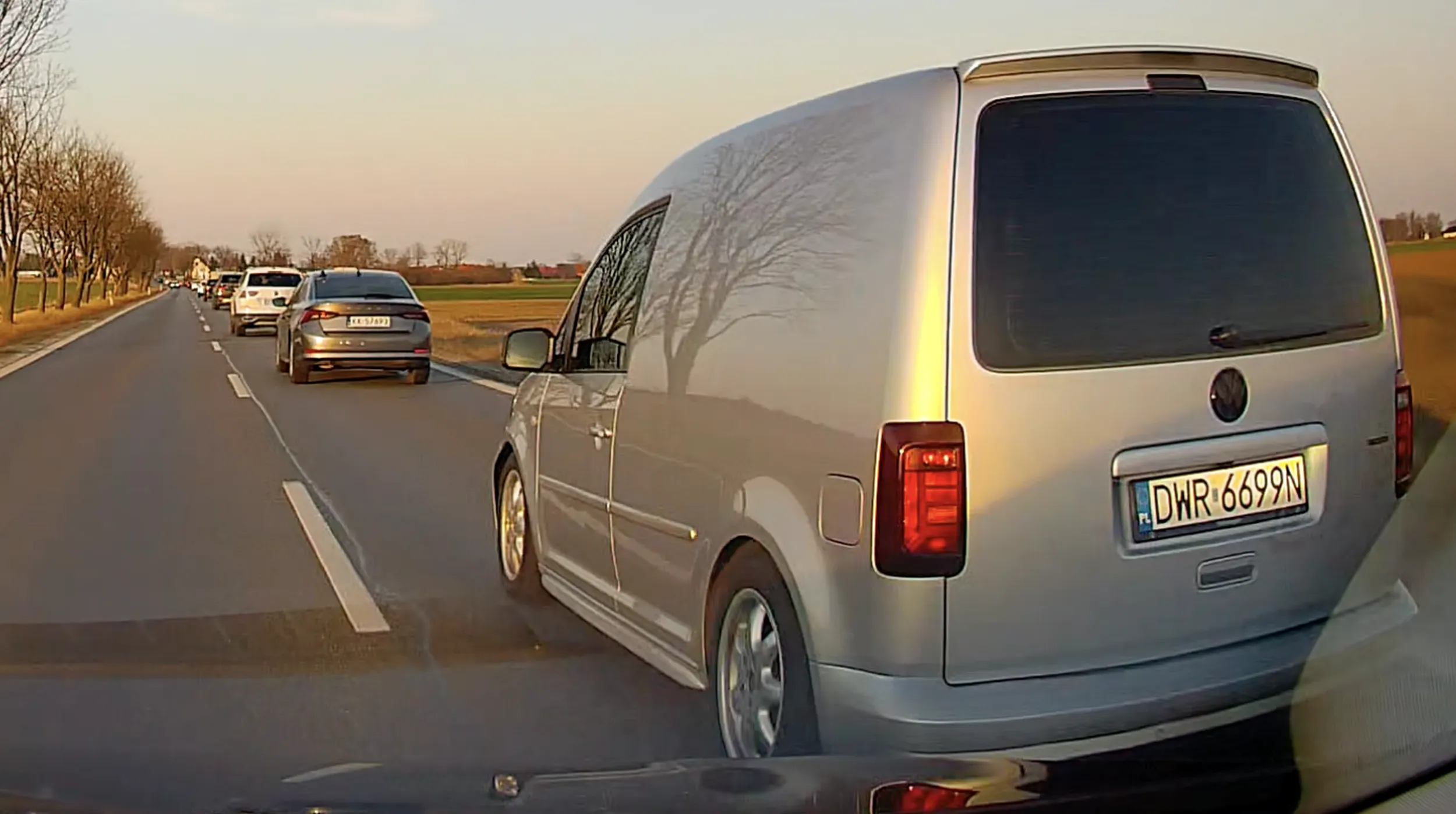 Proponuję jeszcze mniejszy odstęp trzymać, wtedy jeszcze mocniej będziesz mógł testować swój układ hamulcowy.