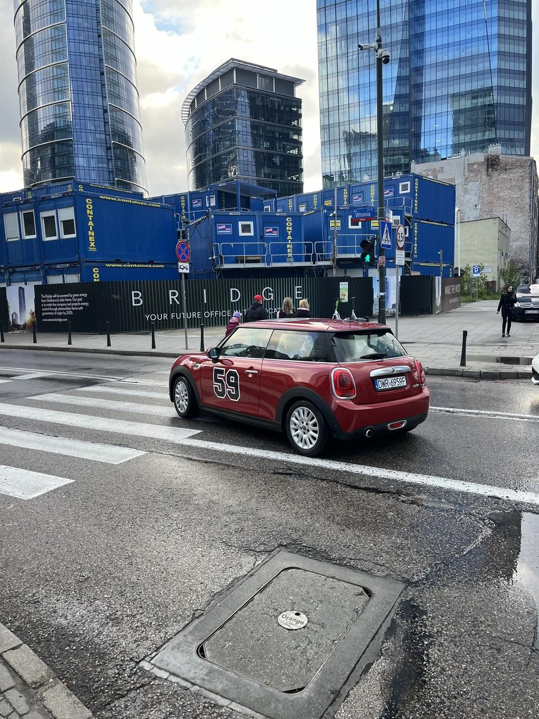 Chłop wjeżdża na pełnym gazie na przejście dla pieszych (jeszcze pod prąd). Chyba trzeba należałoby mu OC podnieść :)