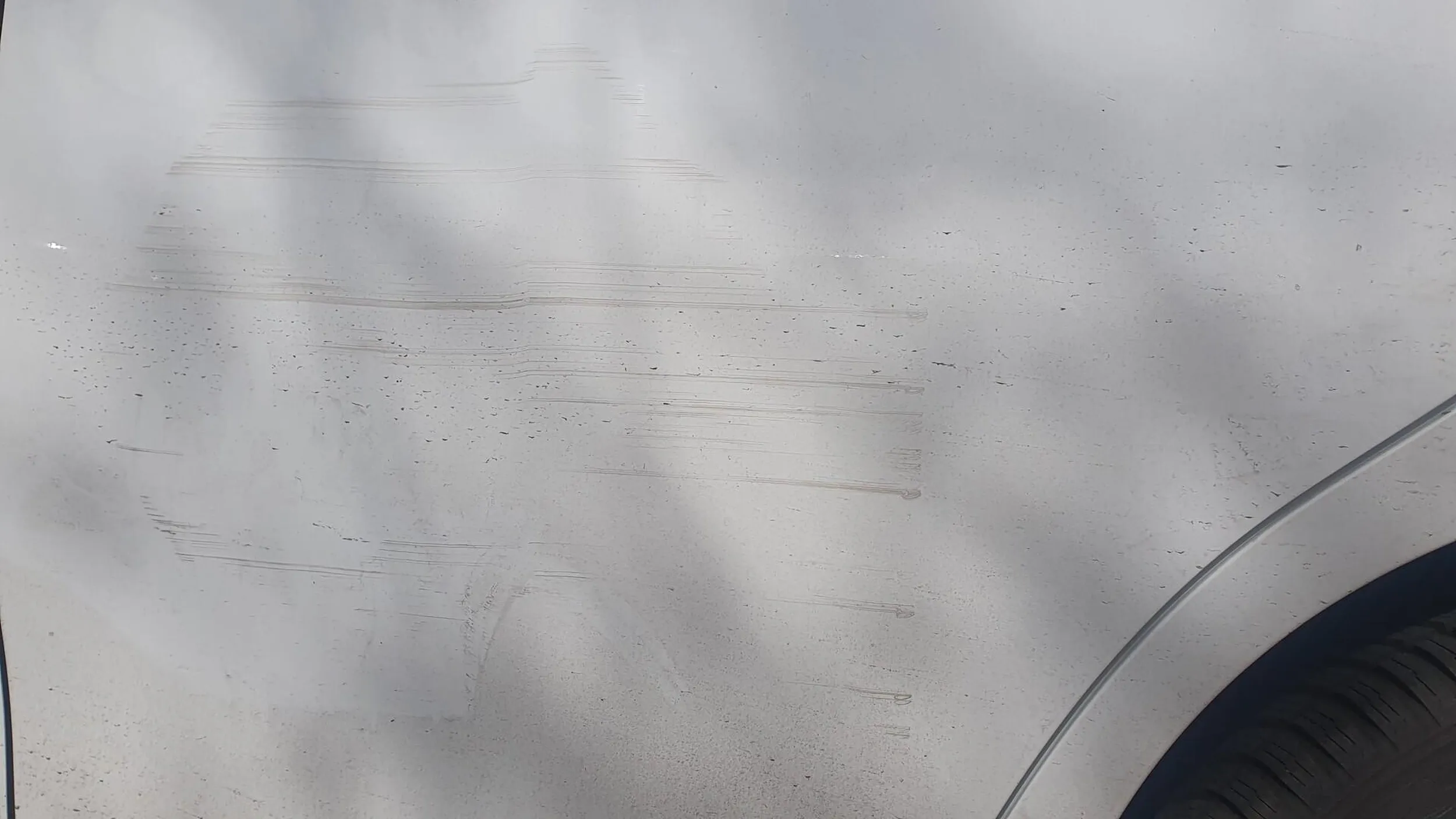 Zarysował sasiednie auto na parkingu i odjechał. Nie zostawił  danych do kontaktu, ani nie poczekał na poszkodowanego.