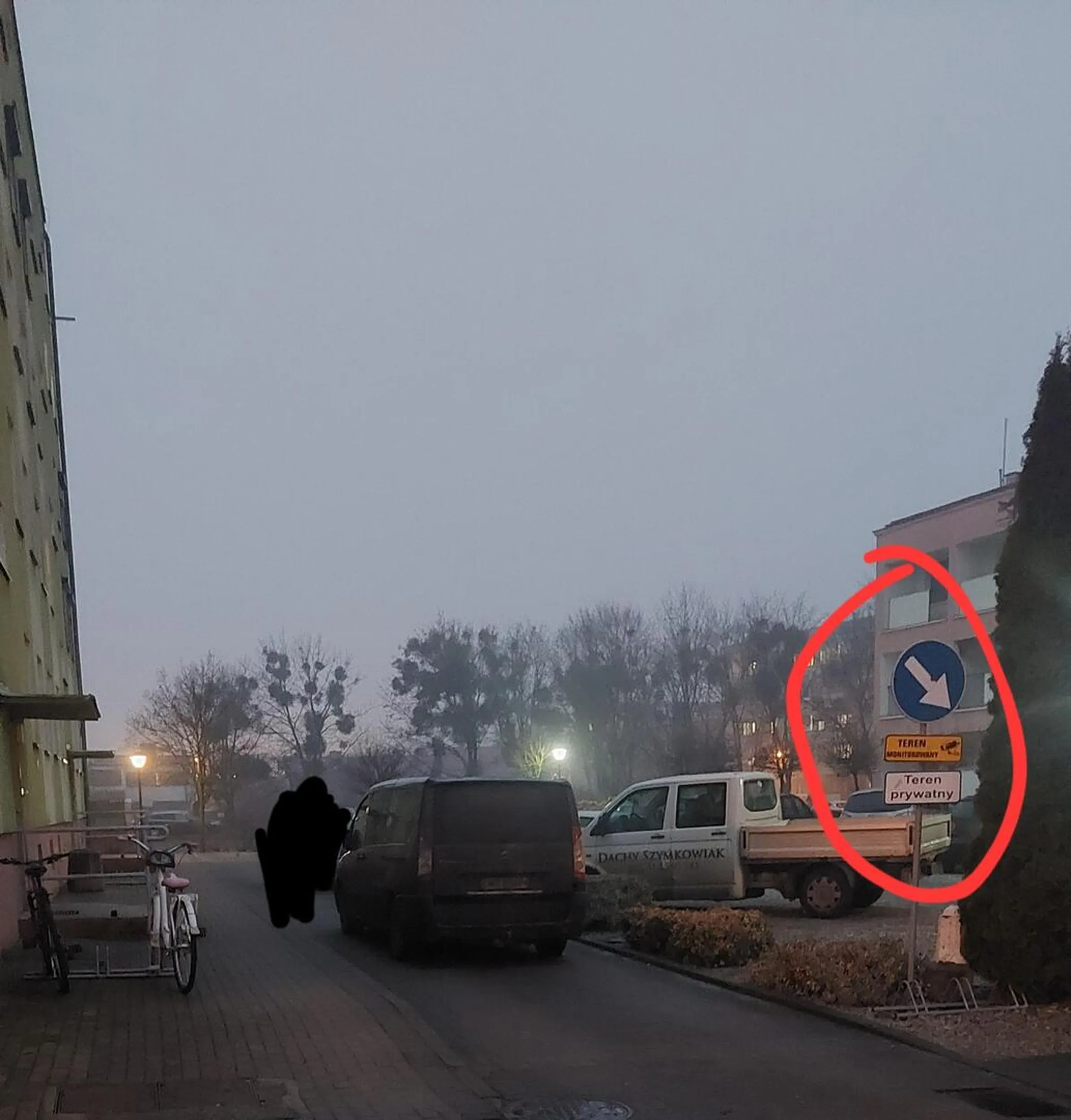 Zaparkował auto na wyjeździe parkingu z prywatnego - pod prąd! I poszedł sobie gdzieś na dobre 30 minut zmuszając mieszkańców chcących wyjechać do jazdy pod prąd