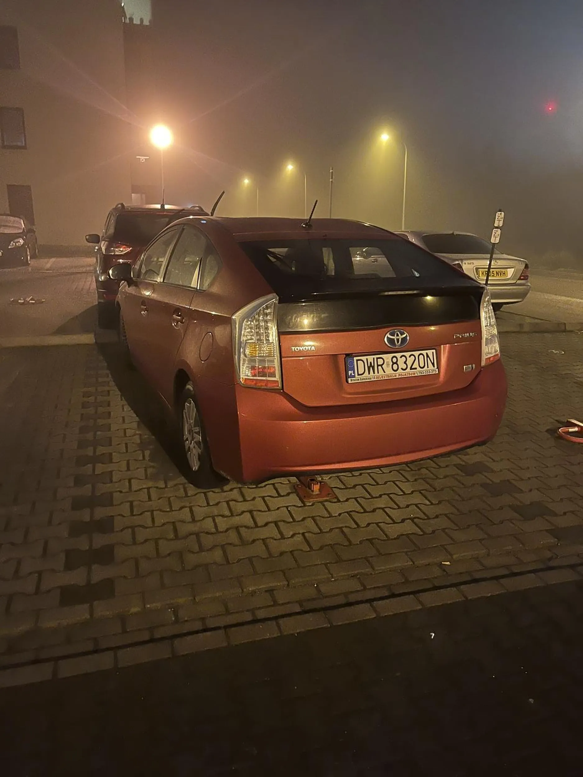 krzywo parkuje na prywatnym miejscu parkingowym