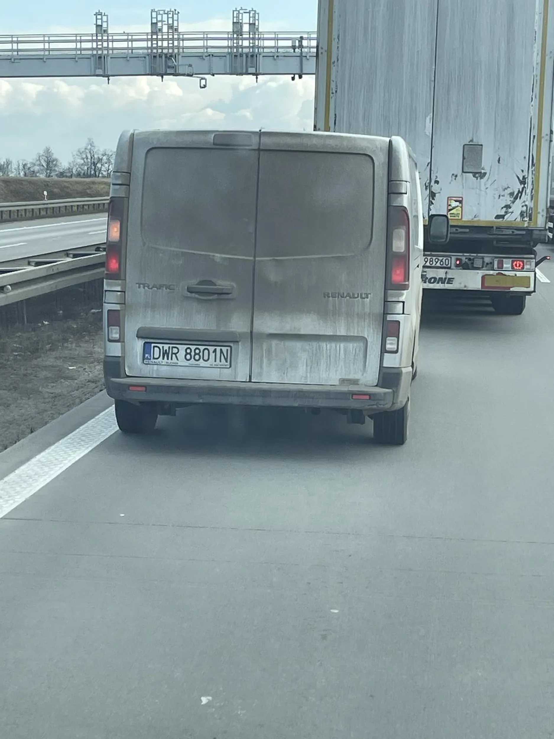 Kierowca ztwarza zagrożenie na autostradzie, wyprzedza na trzeciego poboczami. Poganiając ciężarówki jeździ po całej jezdni od lewej do prawej.