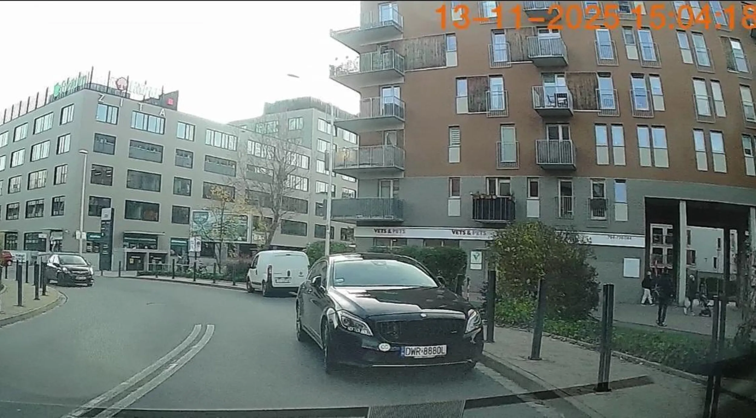 Panisko zajechało do żabki i zablokowało przejazd (Słonimskiego Wrocław)