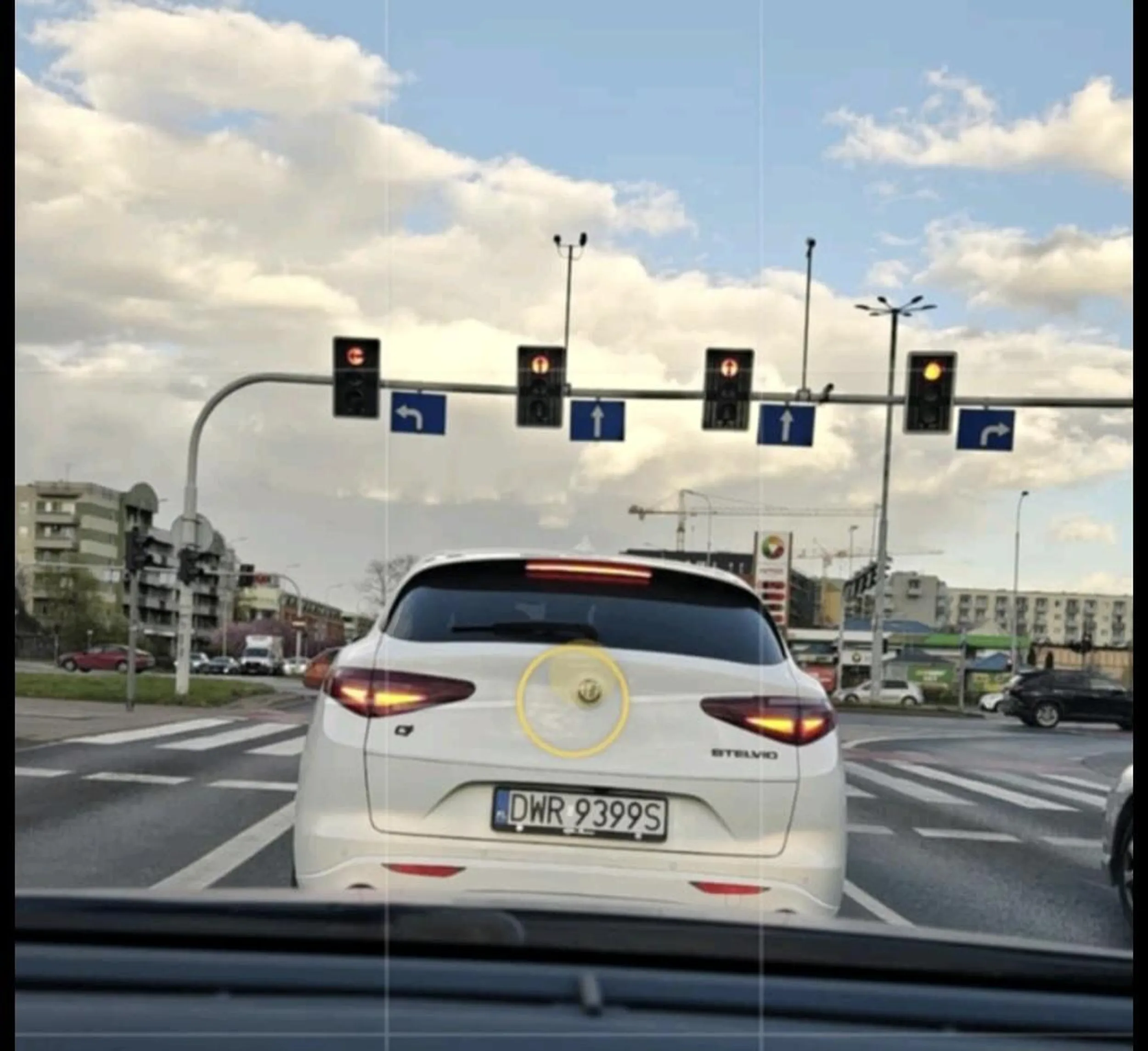 05.04.2025r. ok. 18:20 na ulicy al.armii krajowej. Jazda na zderzaku która skończyła się najazdem na tyl i ucieczką z miejsca zdarzenia.