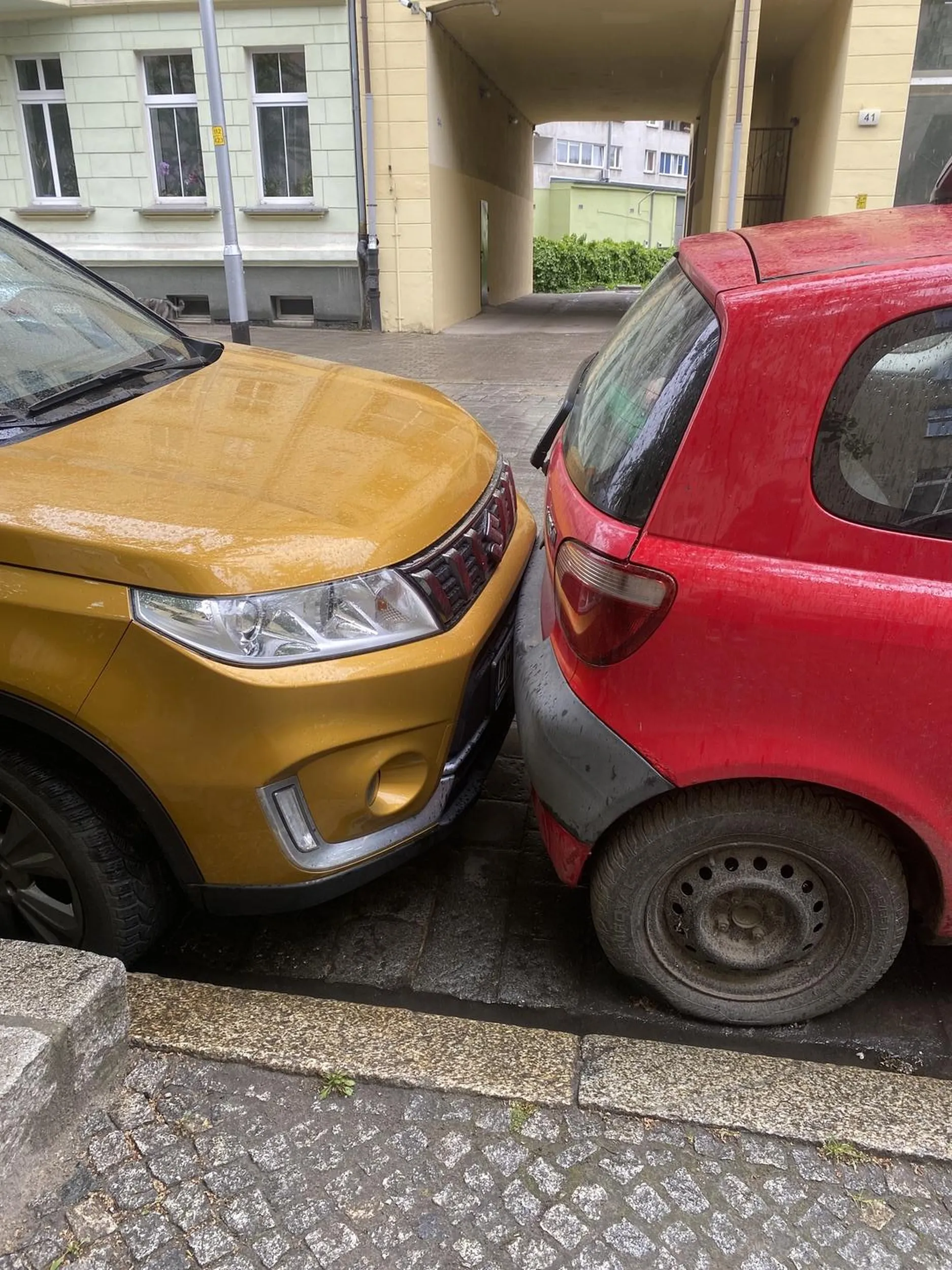 Właścicielu Suzuki, ręczny się zaciąga ?