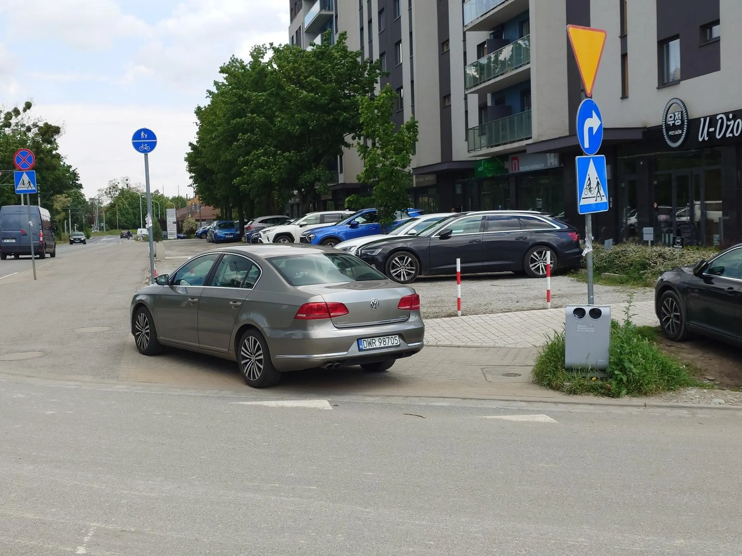 Ładnie tak na przejściu dla pieszych parkować?