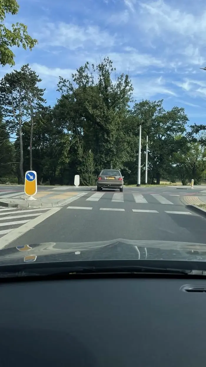 Kierowca wymusił pierwszeństwo wyjeżdżając z podporządkowanej mimo, że za mną nikt nie jechał. Był to zupełnie niepotrzebny i bardzo niebezpieczny manewr – musiałam gwałtownie hamować, żeby uniknąć zderzenia.