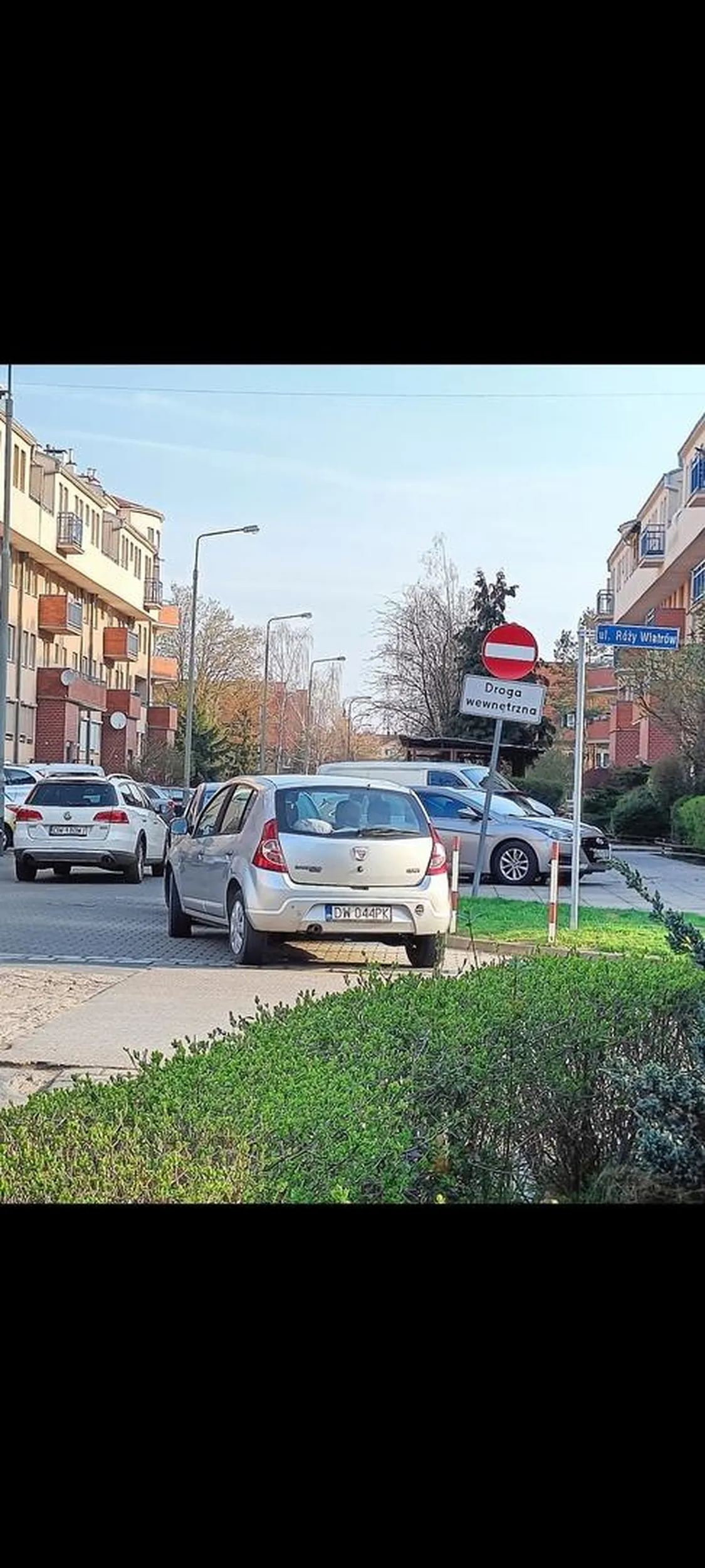 Parkowanie na skrzyżowaniu nie tylko dziś tj 2.04.2025 r. godzina 8:29