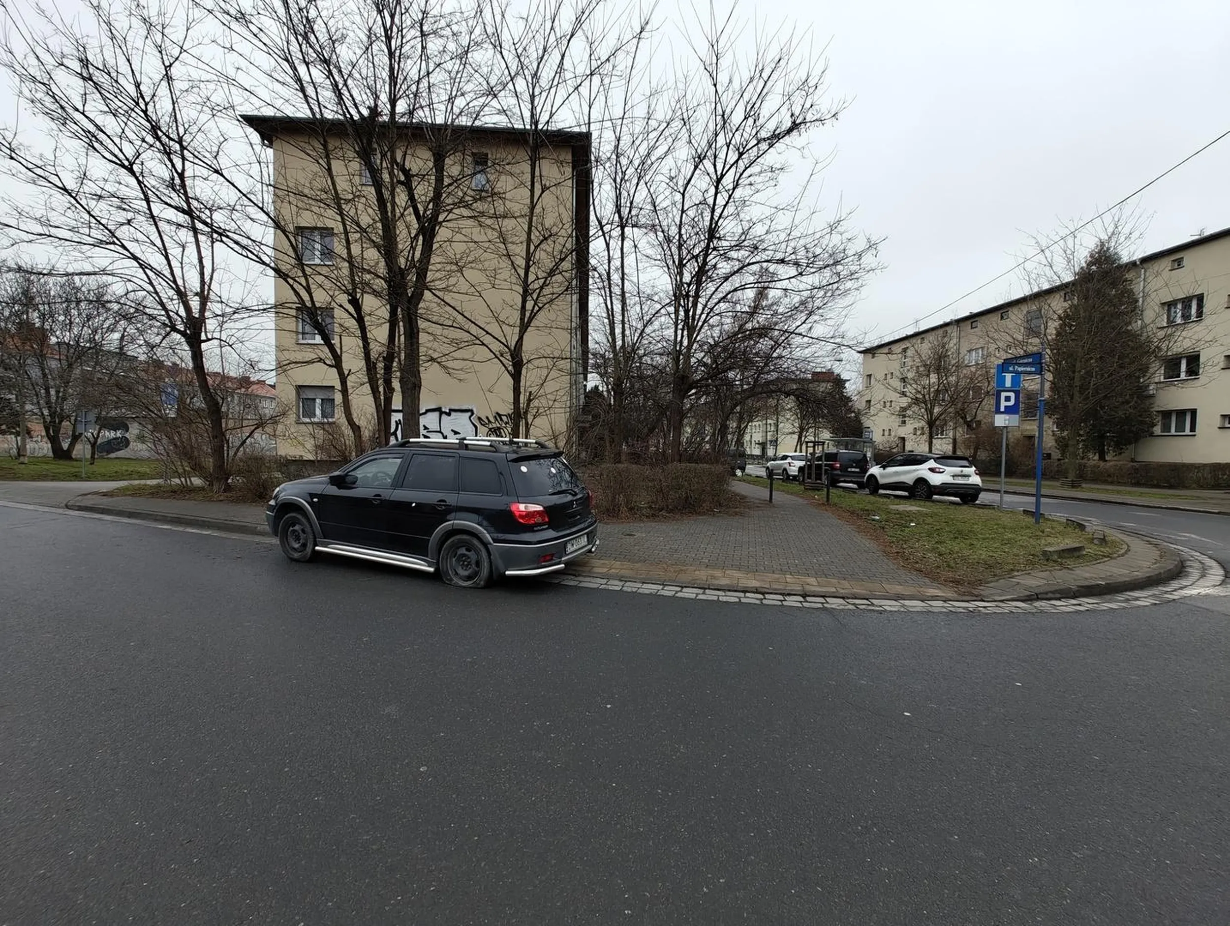 Porzucone auto blisko skrzyżowania. Utrudnia mijanie się samochodów.