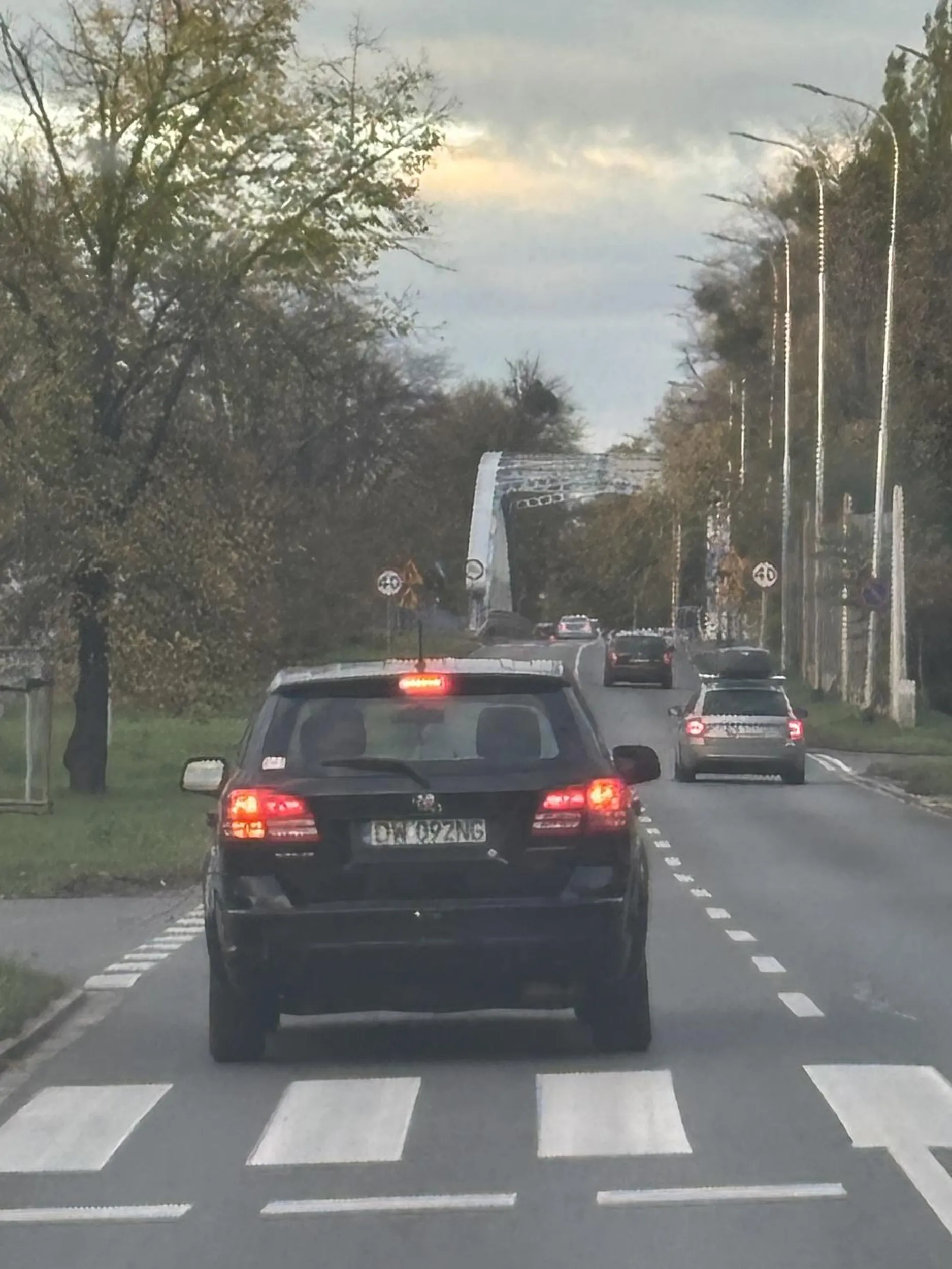 Kobieta oczywiście blondynka wpycha się przed samochód i jedzie na czerwonym oczywiście przed zastawiając pasy gdzie ludzie nie mogli przejść