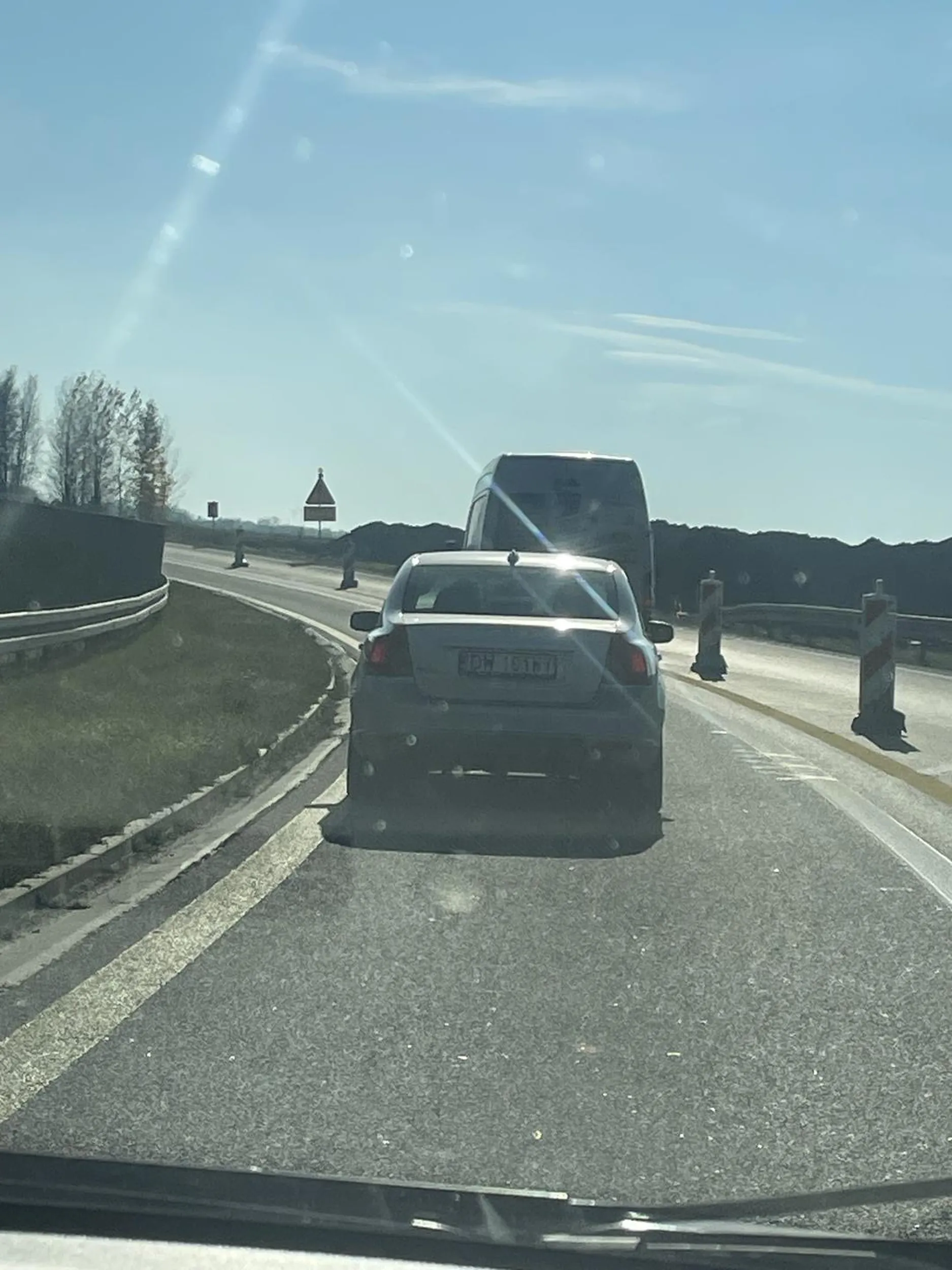 kierowcy przydałoby się wrócić na kurs prawa jazdy odnośnie prędkości włączania się do ruchu na autostradach