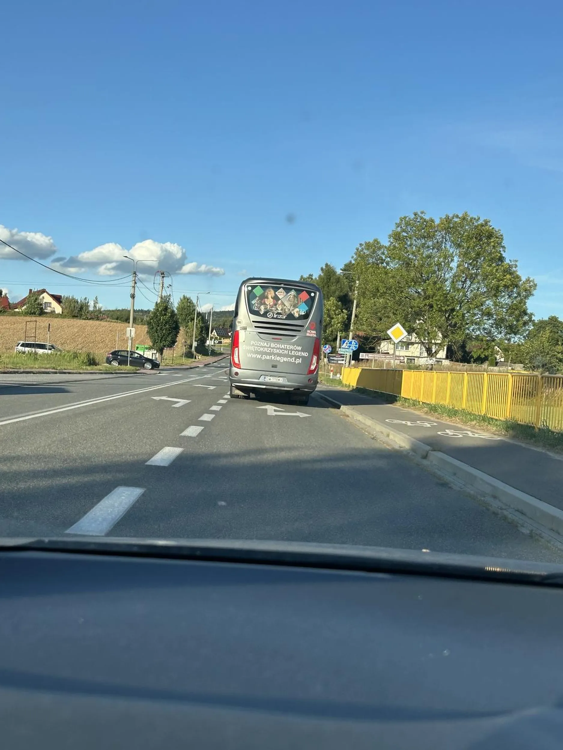 Zasuwa w zabudowanym 90 km/h, nie zatrzymuje się na STOPie, wymusza pierwszeństwo.