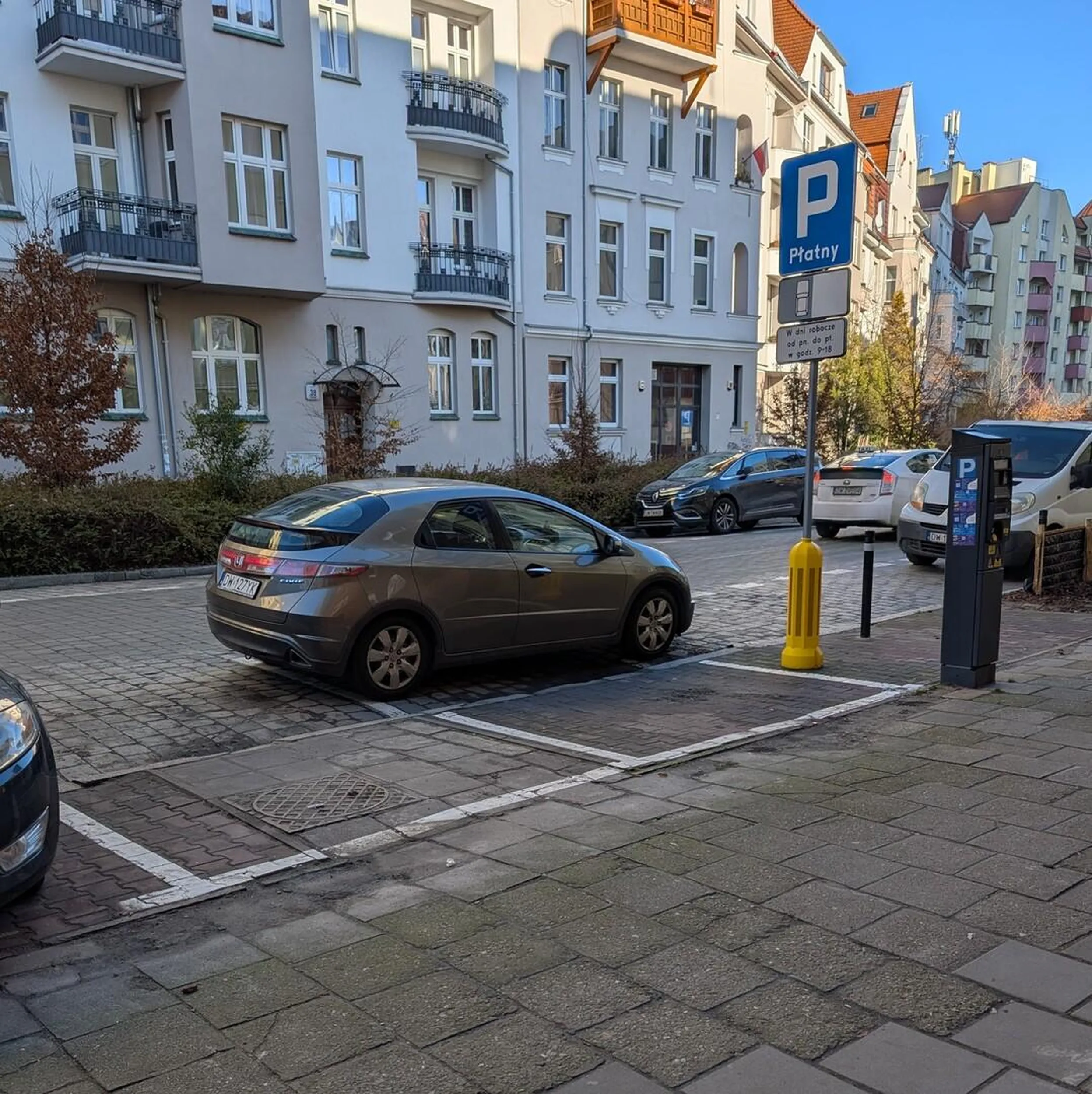 Instrukcja jak jednym autem zablokować dwa miejsca prostopadłe i metr miejsca równoległego.