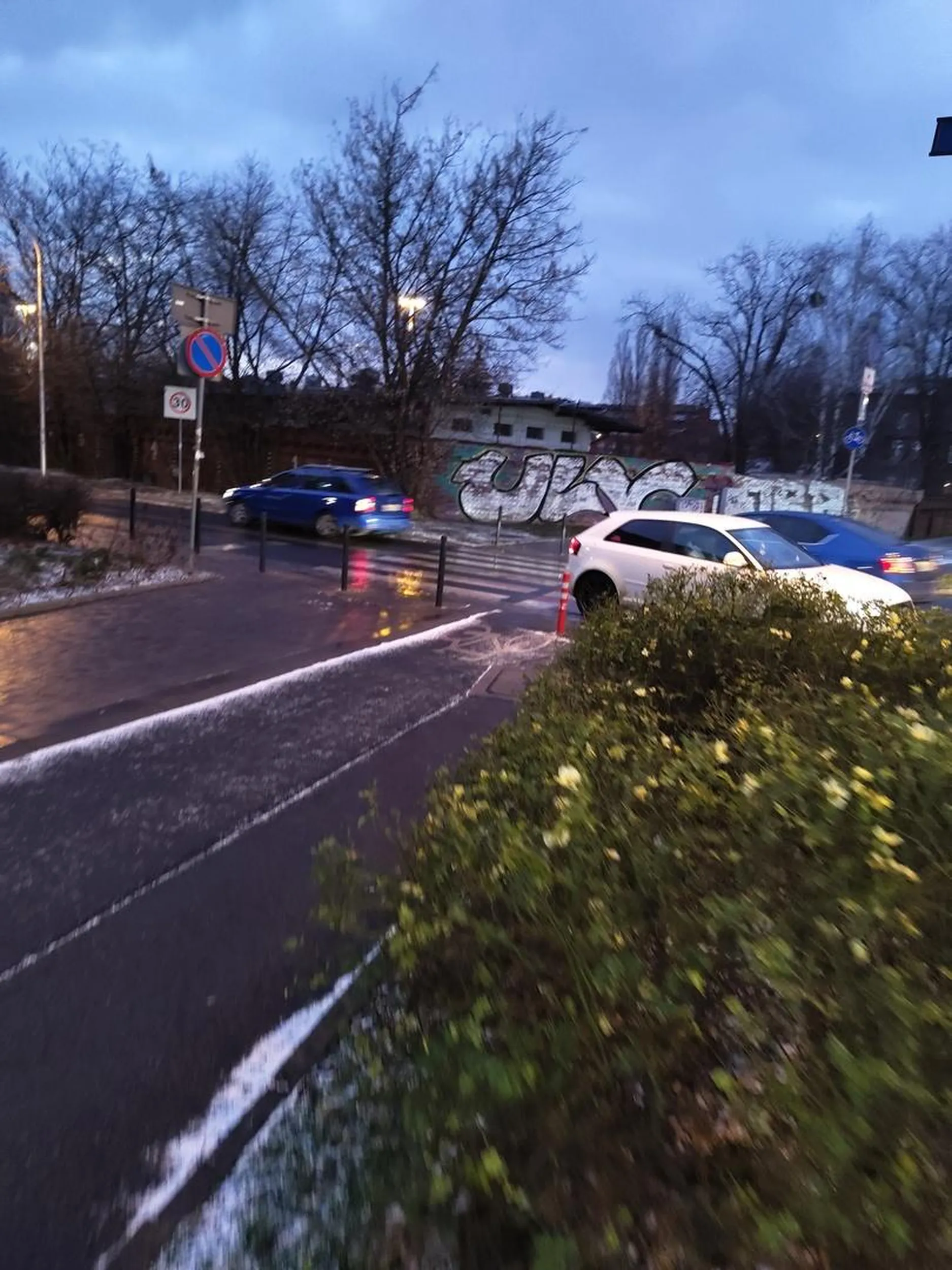 kierowca w niebieskiej Skodzie pod wpływem alkoholu lub narkotyków jedzie pod prąd przez podwójną ciągła, mijając wysepkę następnie skręca w prawo. W średnik wieku, ciemne krótkie włosy z brodą