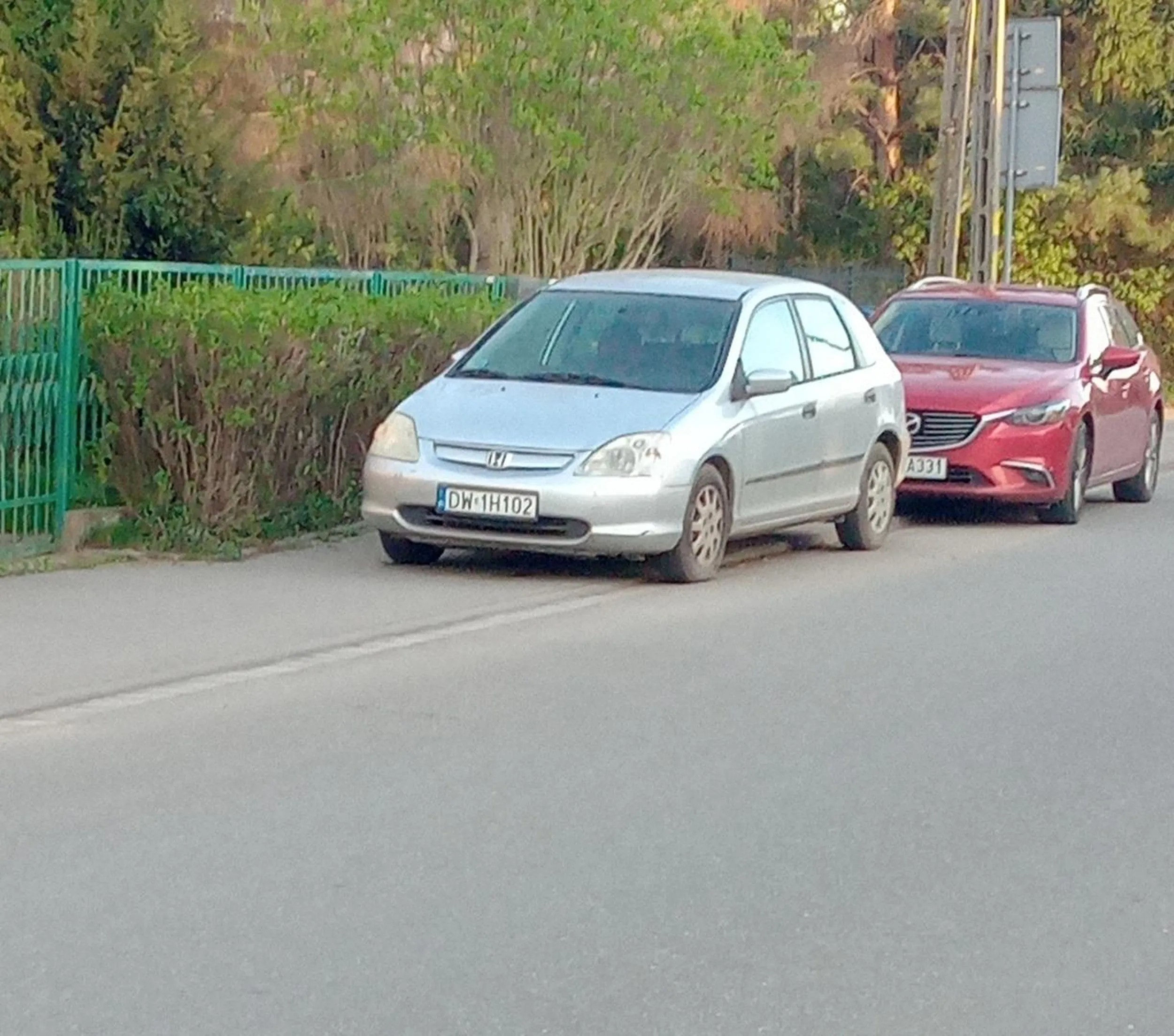 Piękne parkowanie na całym chodniku że przejść się z wózkiem nie da