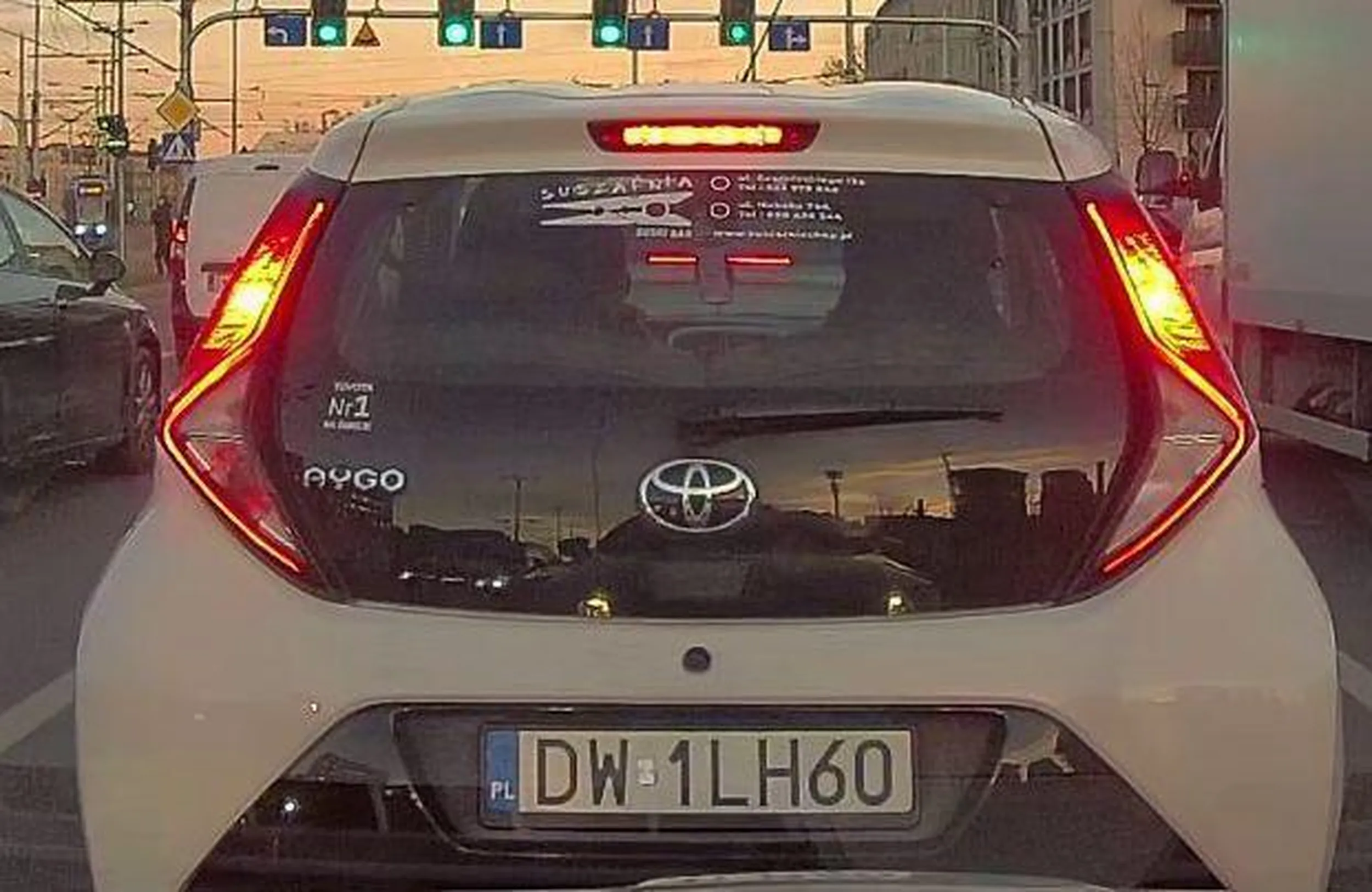 Agresywna jazda białej Toyoty Aygo dostawcy Suszarnia: Sushi & Bar Wrocław