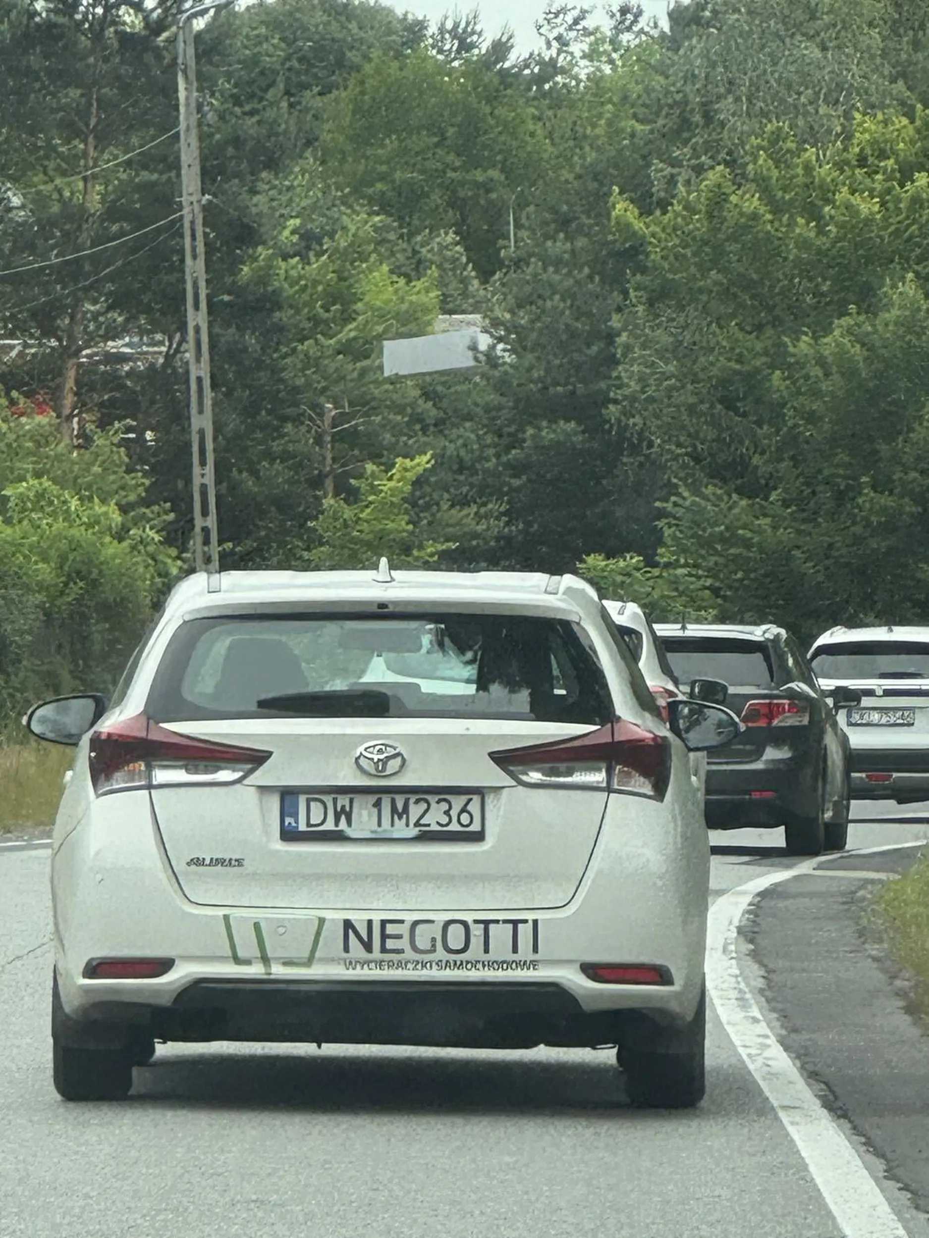 Chłop z brodą i okularach o małym przyrodzeniu przyspiesza przy wyprzedzaniu