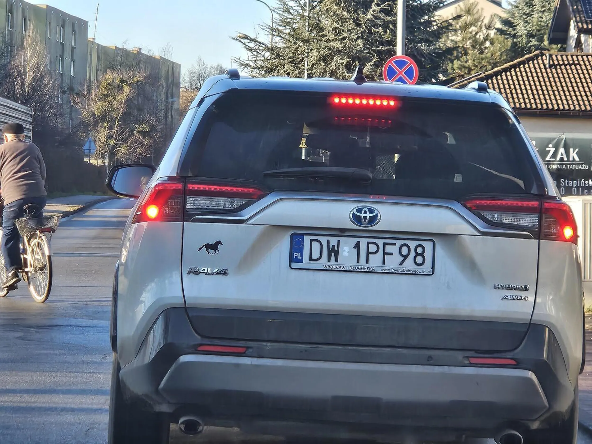 Pani w średnim wieku, która nie powinna w ogóle siadać za kółko. W strefie 30 jechała zawrotne 17 km/h  na zakręcie postanowiła się zatrzymać. Po krótkim klaksonie ruszyła i pokazała środkowy palec, pewnie chciała się pochwalić tipsami