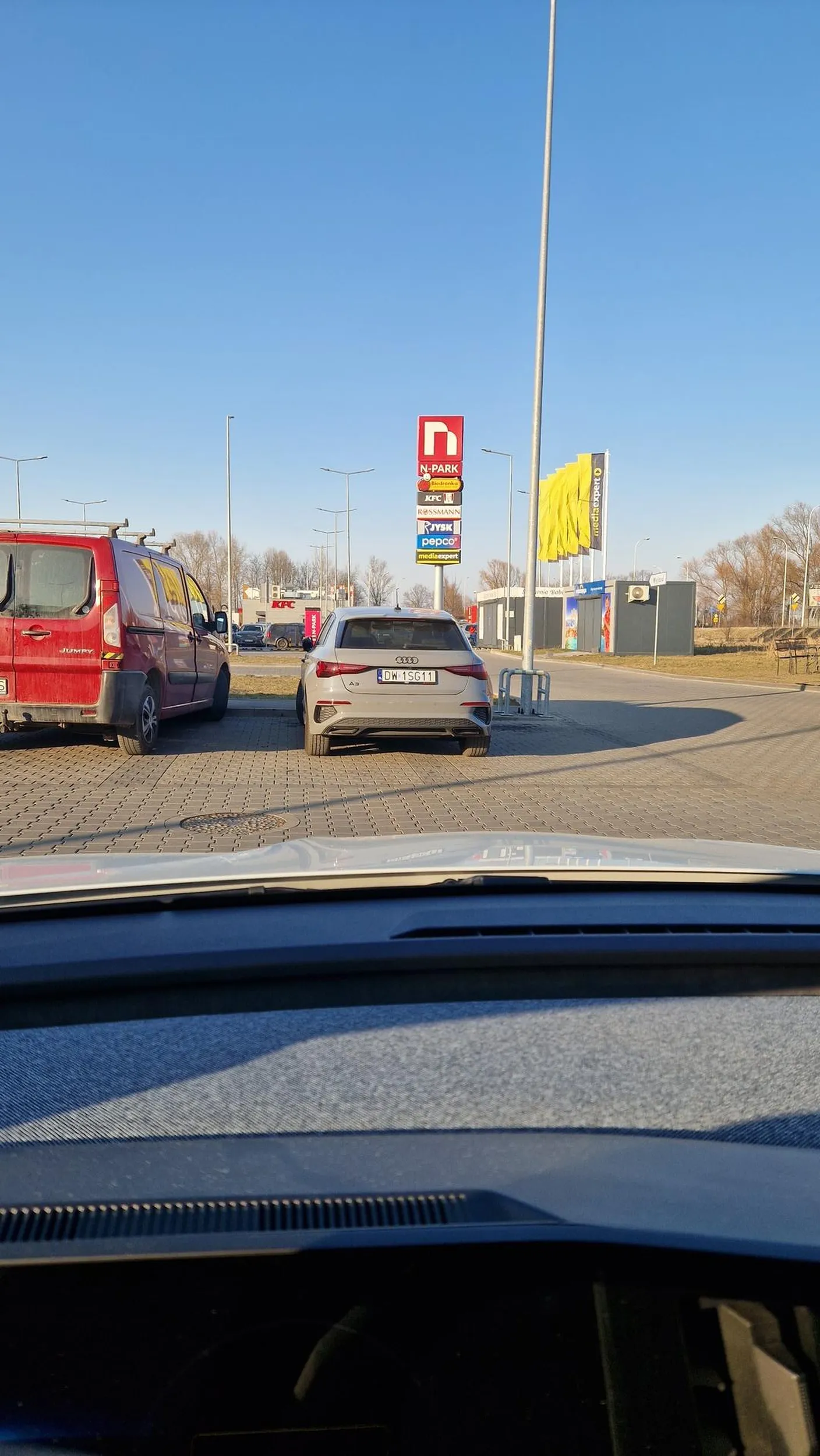 Idiotyczne parkowanie przez symetrystę w audi zajmując dwa miejsca