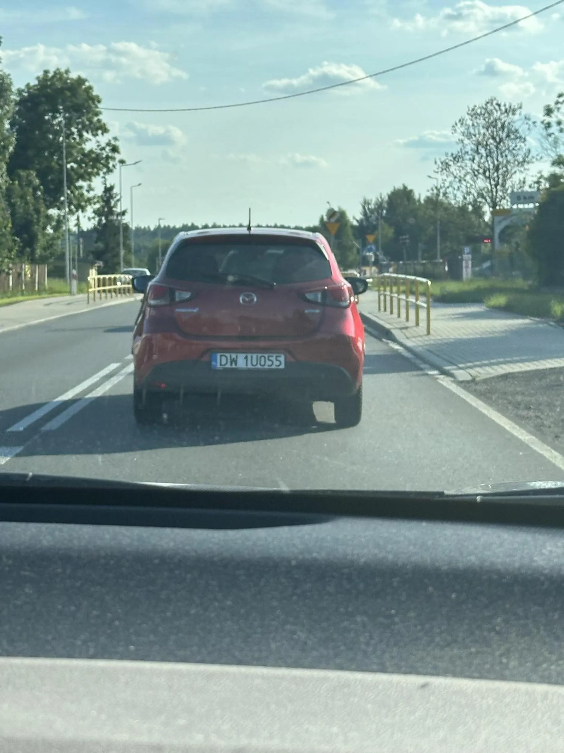 Jedźcie jak wariat, wyprzedza na trzeciego. Prawko w chipsach