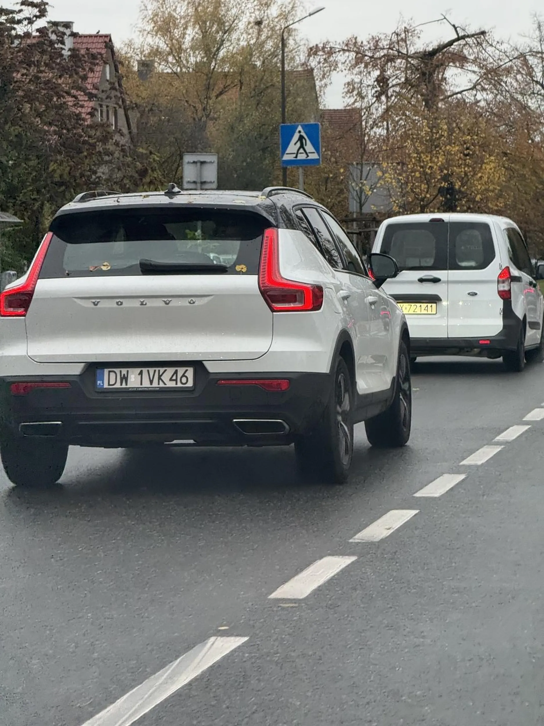Jadę normalnie mam zielone, a tu kolega się wpierdala i jeszcze ma później pretensje, że się do niego trąbi. Panie, jak nie widzisz to do okulisty, a jak nie rozumiesz, że nie wymusza się pierwszeństwa to na egzamin raz jeszcze się wybrać