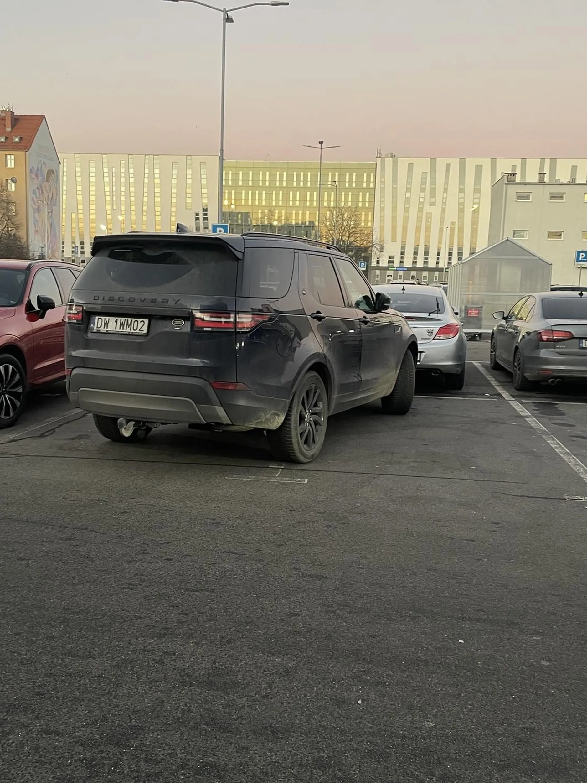 Parkuje i jeździ jak flet. Później jeszcze wjazd pod zakaz i jazda po chodniku. Łysy i z małym siurem zapewne