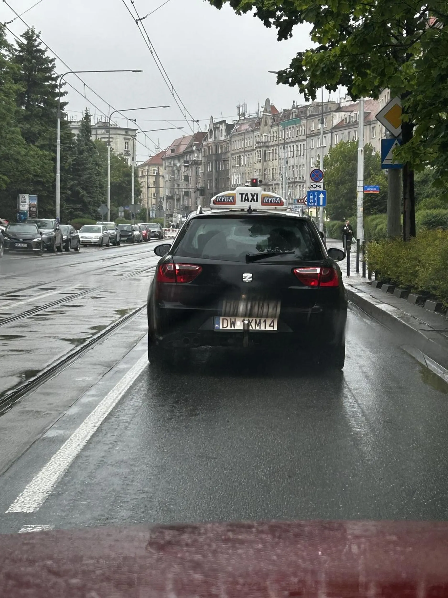 Kobieta z małą dziewczynką była w połowie przejścia dla pieszych i ten Tuman się nie zatrzymał „bo mu się spieszyło”. Było ślisko i mokro i jakby matka nie zauważyła co się dzieje to doszłoby do tragedii. Rzadko wstawiam tutaj opinię, ale to była dla mnie przesada