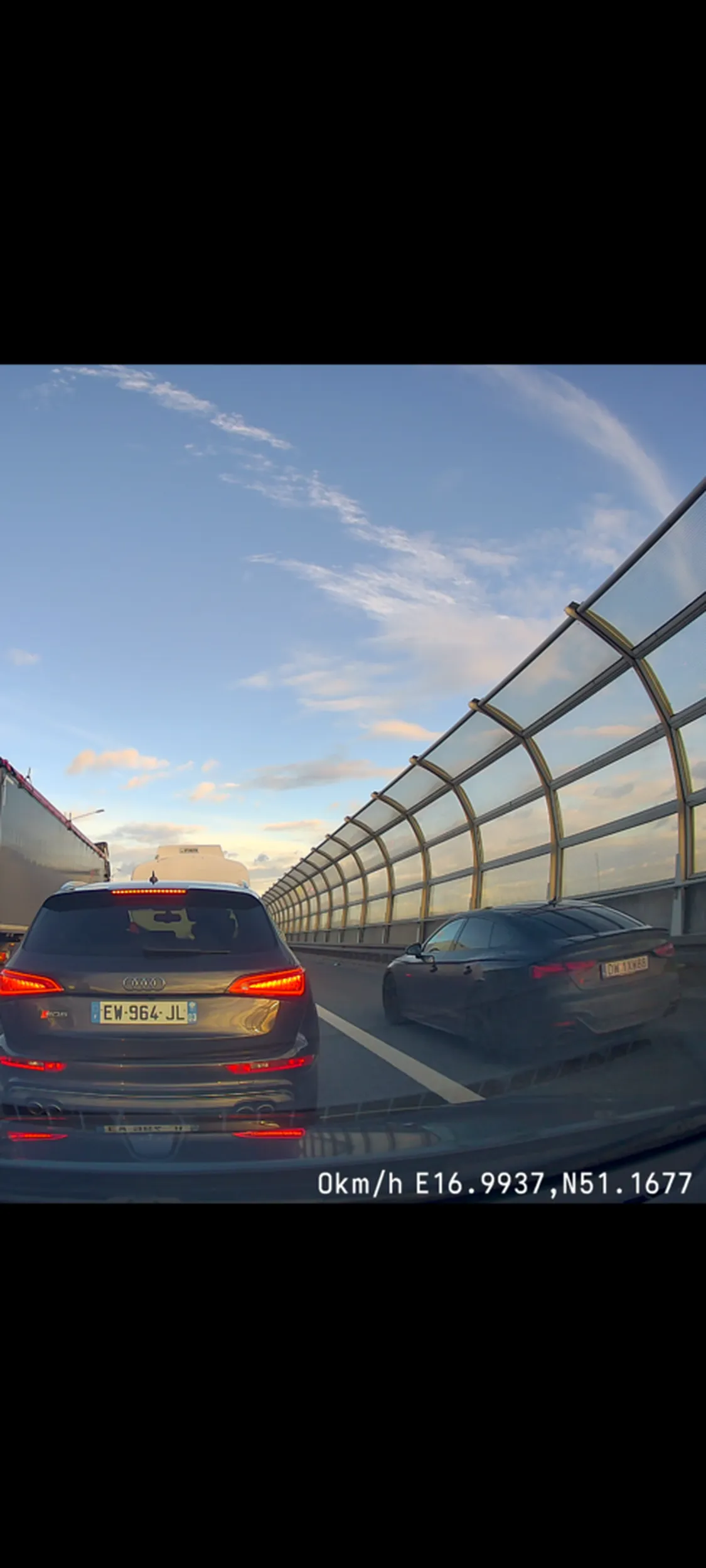 Gratulację za wyprzedzanie pasem awaryjnym na AOW