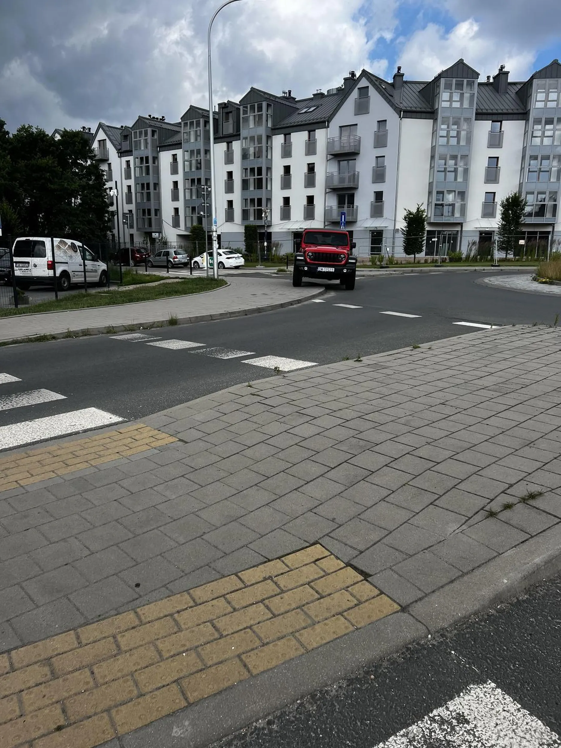 Takiego parkowania to jeszcze nie widziałem. Szkoda, że nie miałem naklejki bo by wleciał soczysty chu parkowania.