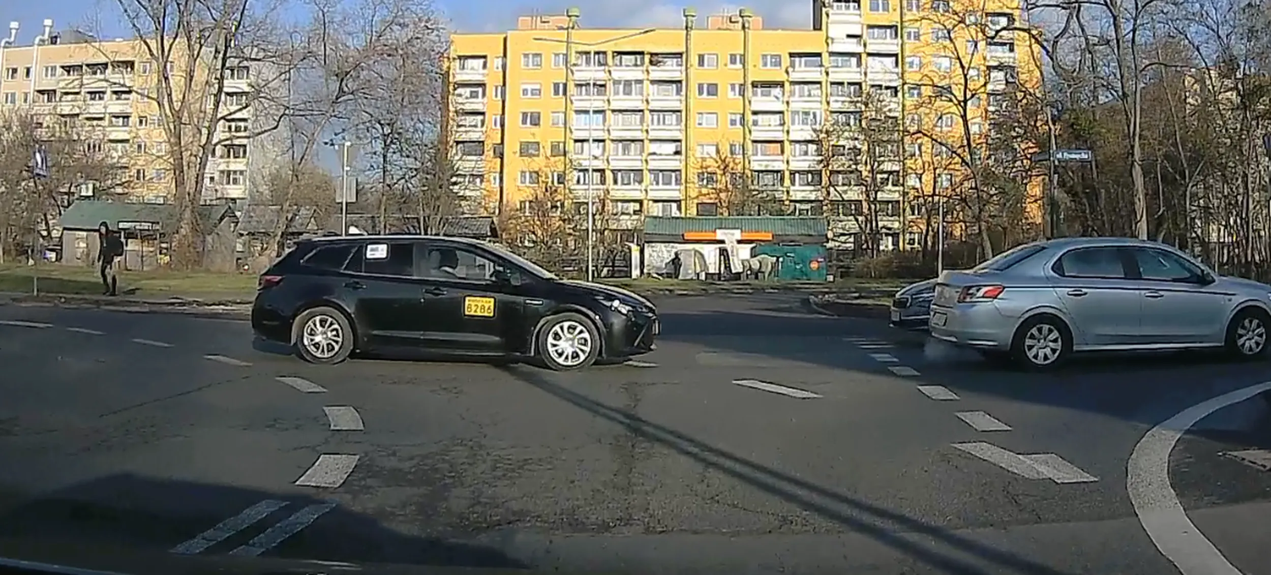 Wpycha się na skrzyżowanie z podporządkowanej i je blokuje.