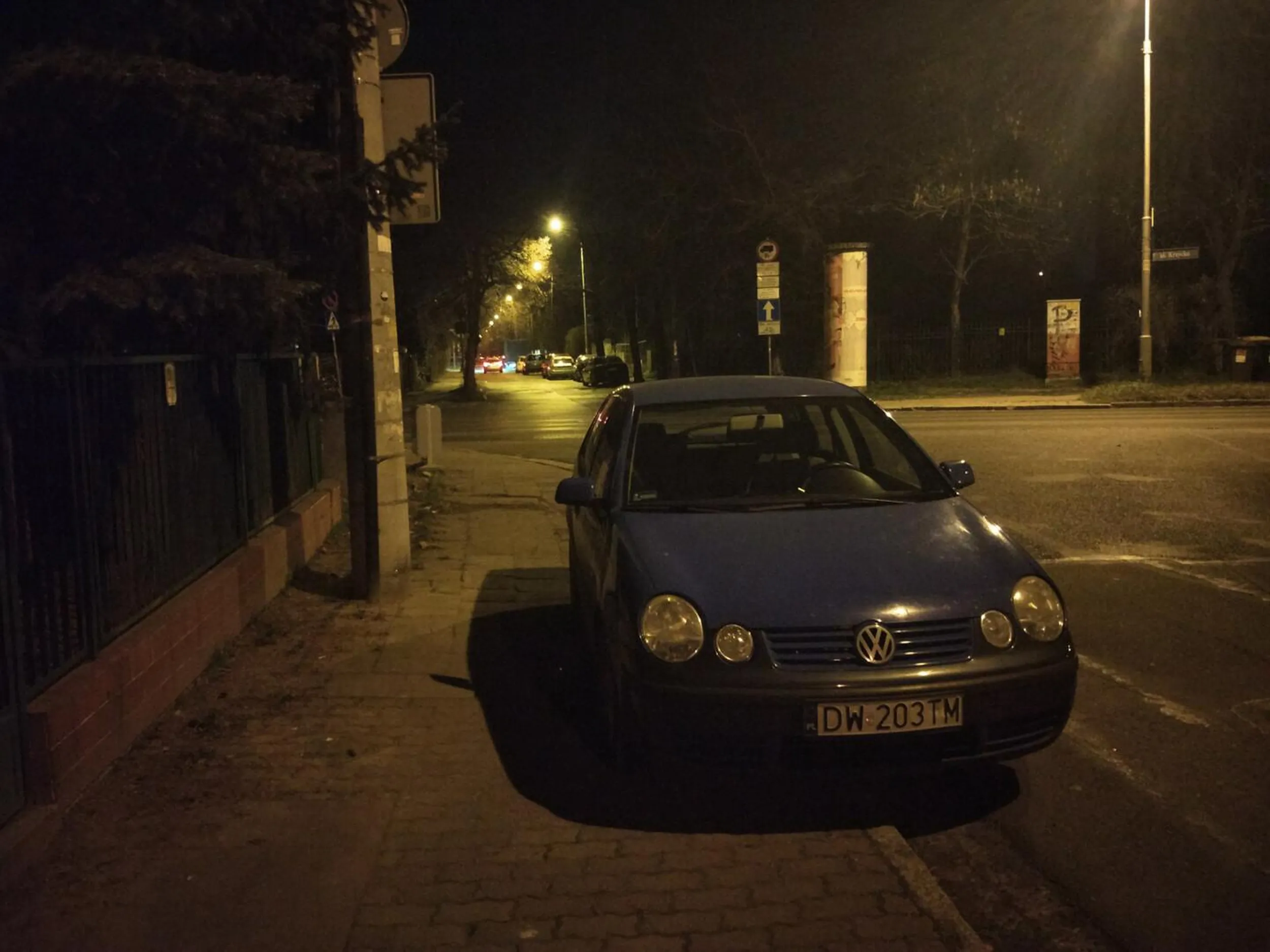 Parkuje zostawiając mniej niż 1,5m na przejście dla pieszych