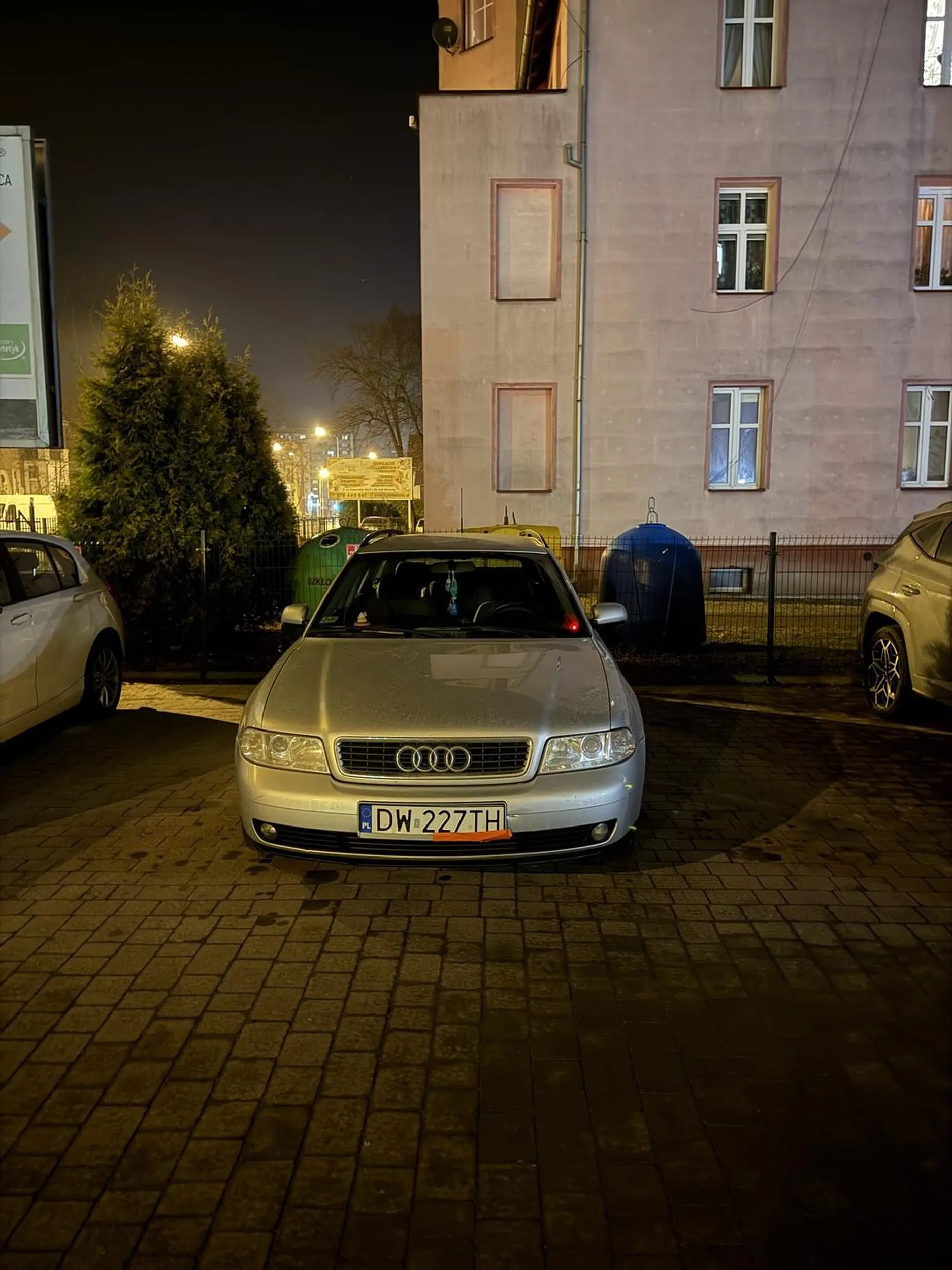 Nie wiem kto to jest, ale takie parkowanie na 2 miejscach prywatnych to jest obrzydliwe świństwo! Mam nadzieję że kierowca będzie miał czkawkę, bo to nie pierwszy raz takie parkiwanie