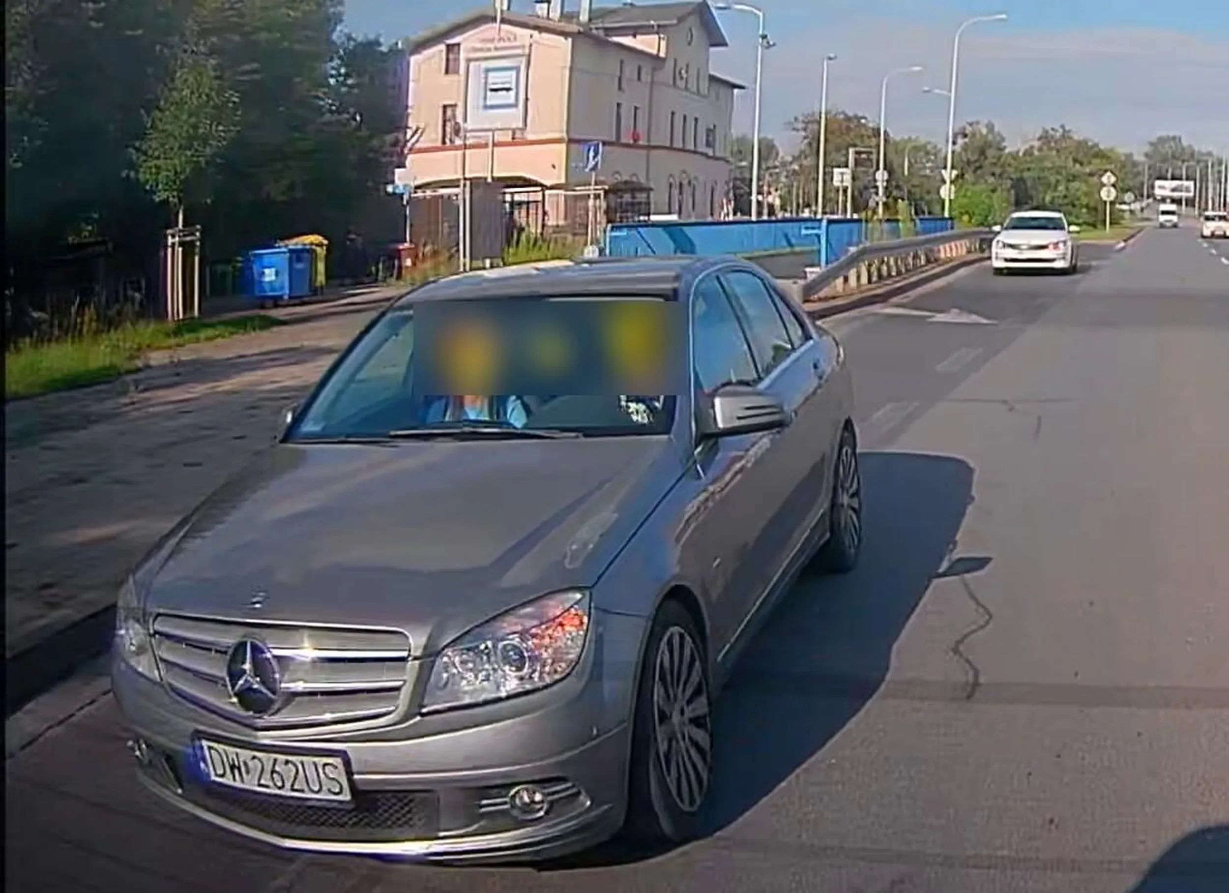 Król nie ogarnia do czego służy pas rozbiegowy i kiedy można jechać na suwak. Wciska się i trąbi bo "on" jedzie. Uważajcie na niego bo chyba nie bardzo ogarnia otoczenie. Może marka zobowiązuje?