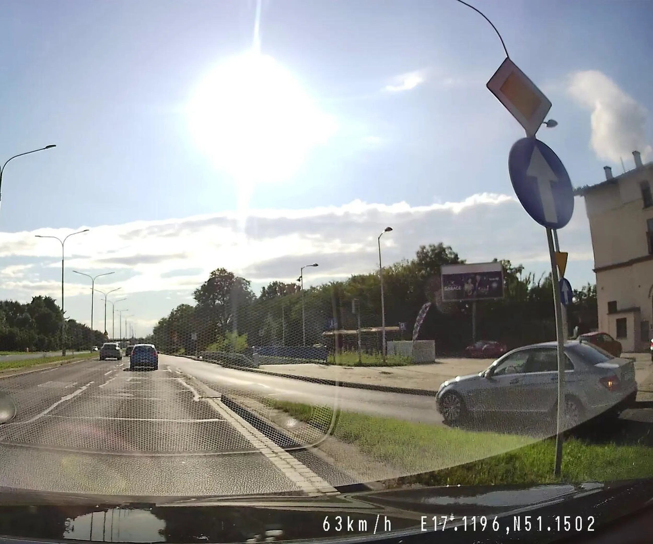 Król nie ogarnia do czego służy pas rozbiegowy i kiedy można jechać na suwak. Wciska się i trąbi bo "on" jedzie. Uważajcie na niego bo chyba nie bardzo ogarnia otoczenie. Może marka zobowiązuje?