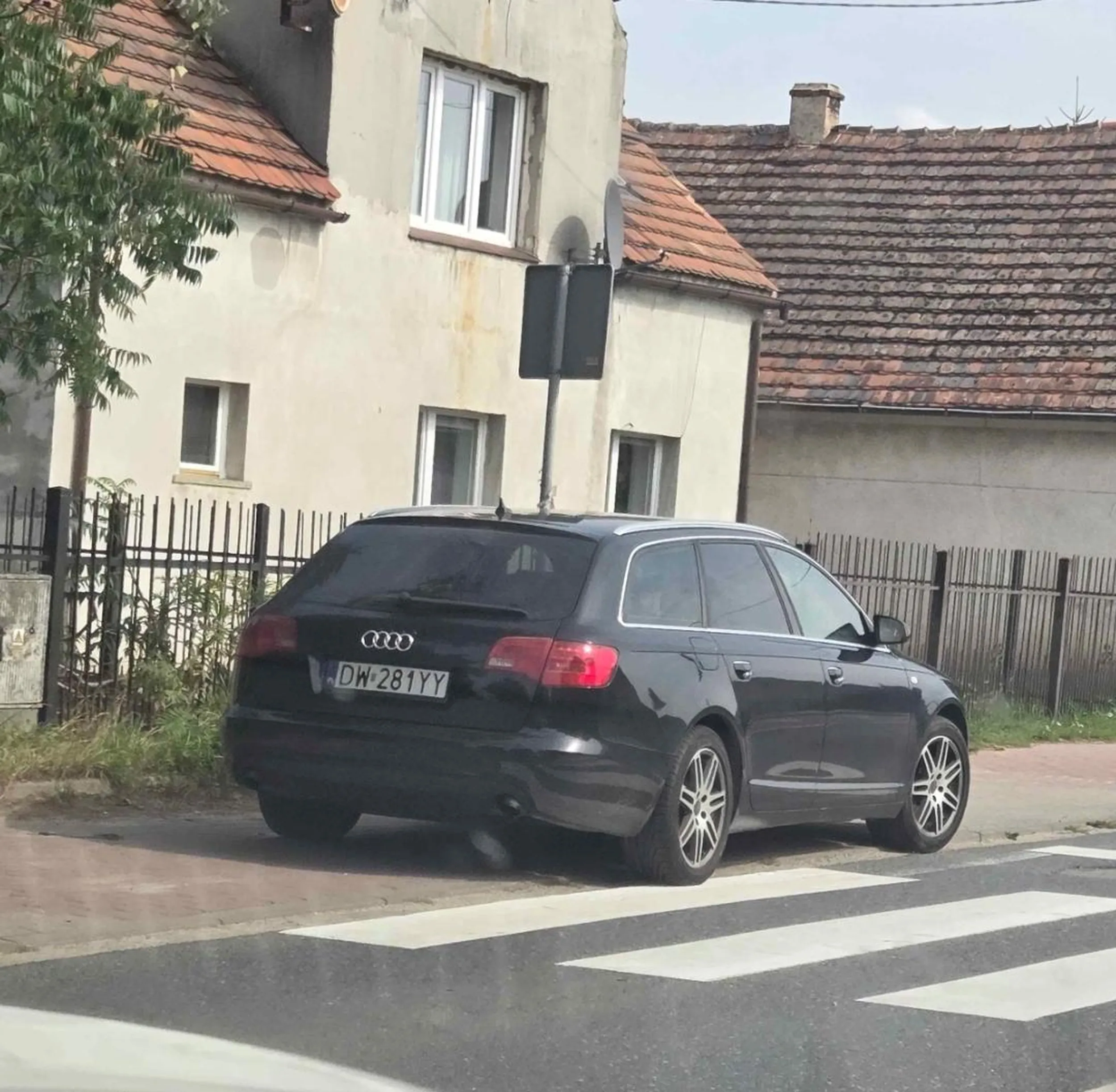 Trzeba było postawić na środku przejścia dla pieszych. Niestety kolejny inwalida umysłowy.