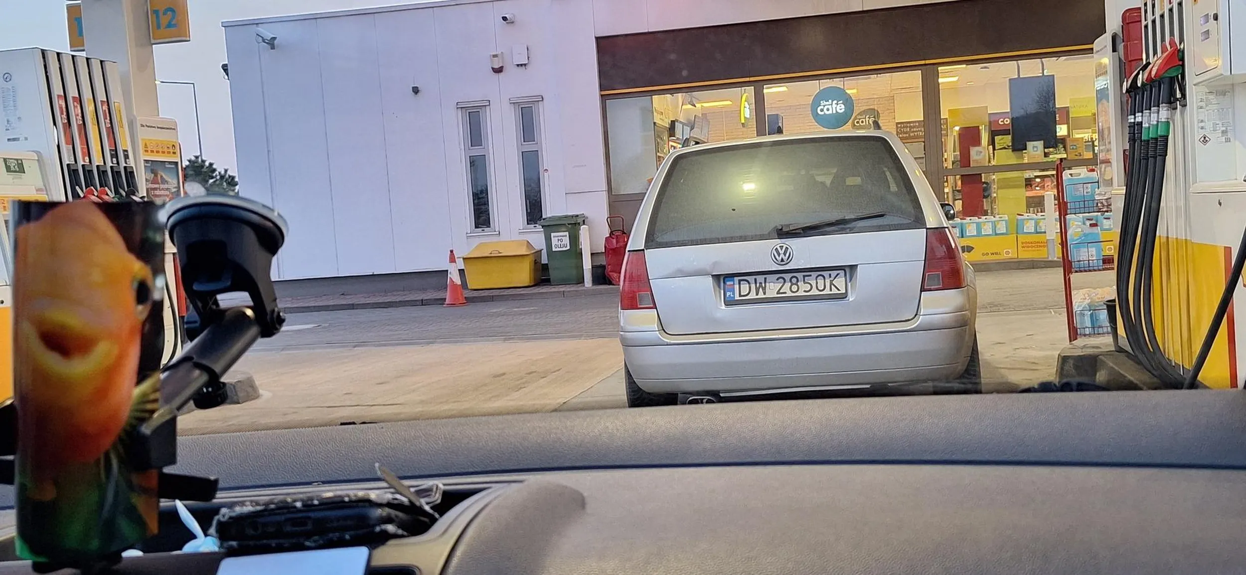 Ch*j wie co robi stoi pol godziny blokuje stacje