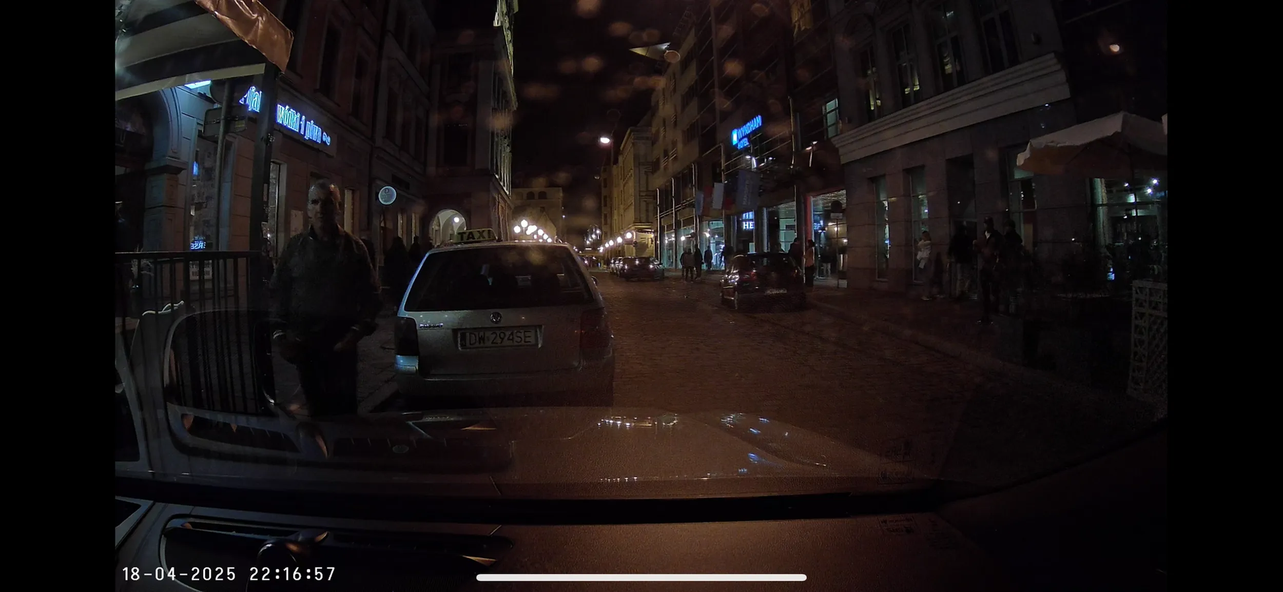 ZłOtówko powalony, startuje z rękoma tylko dlatego że ktoś zaparkował obok niego. Gościu bardzo agresywny, chamski. Do tego kaleka jeżdżący złomem. Trzeba uważać bo ma kolegów ochroniarzy