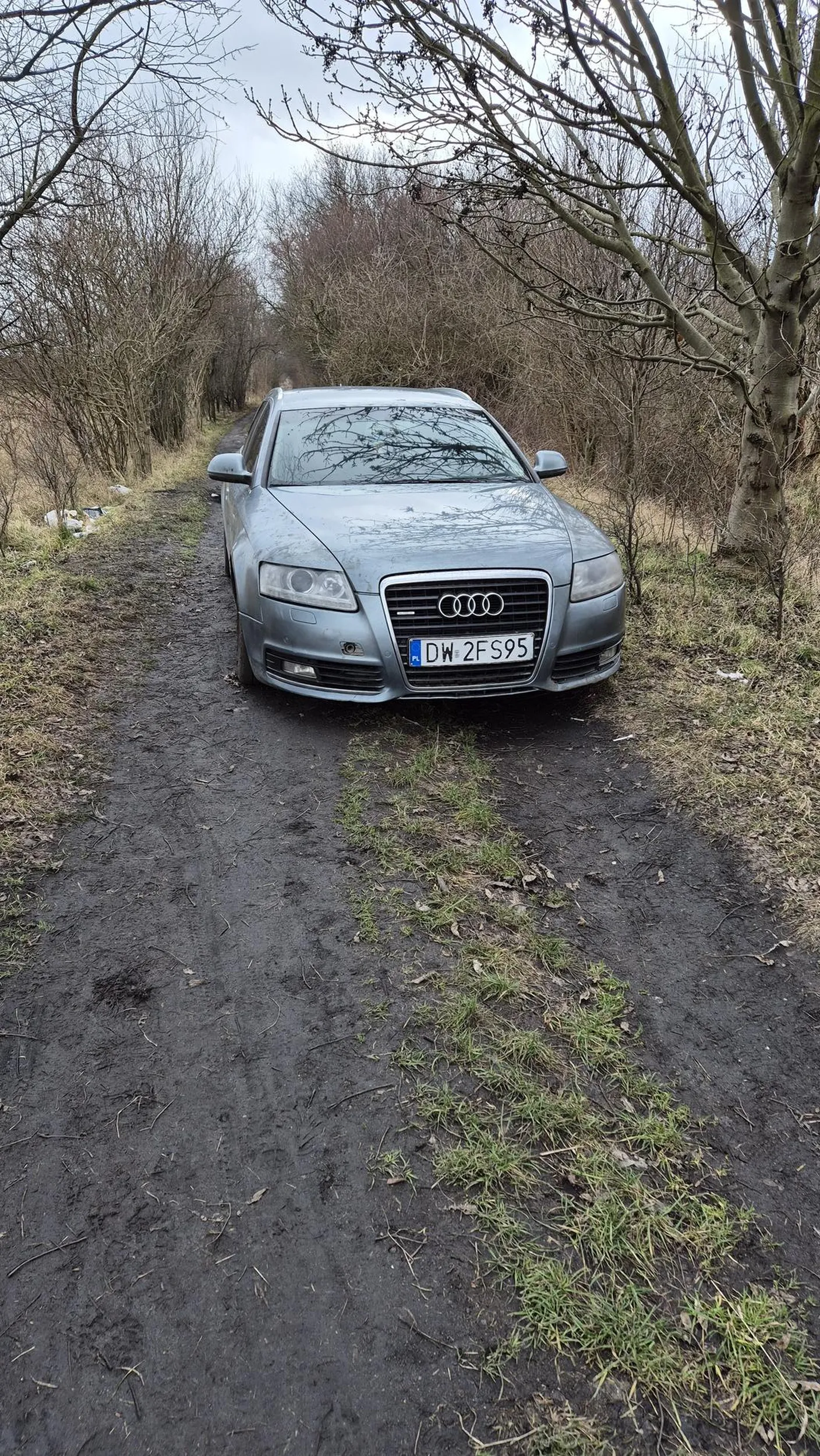 Stoi gruz pośrodku niczego. Nie wiem czy ktoś to ukradł, czy o tym zapomniał