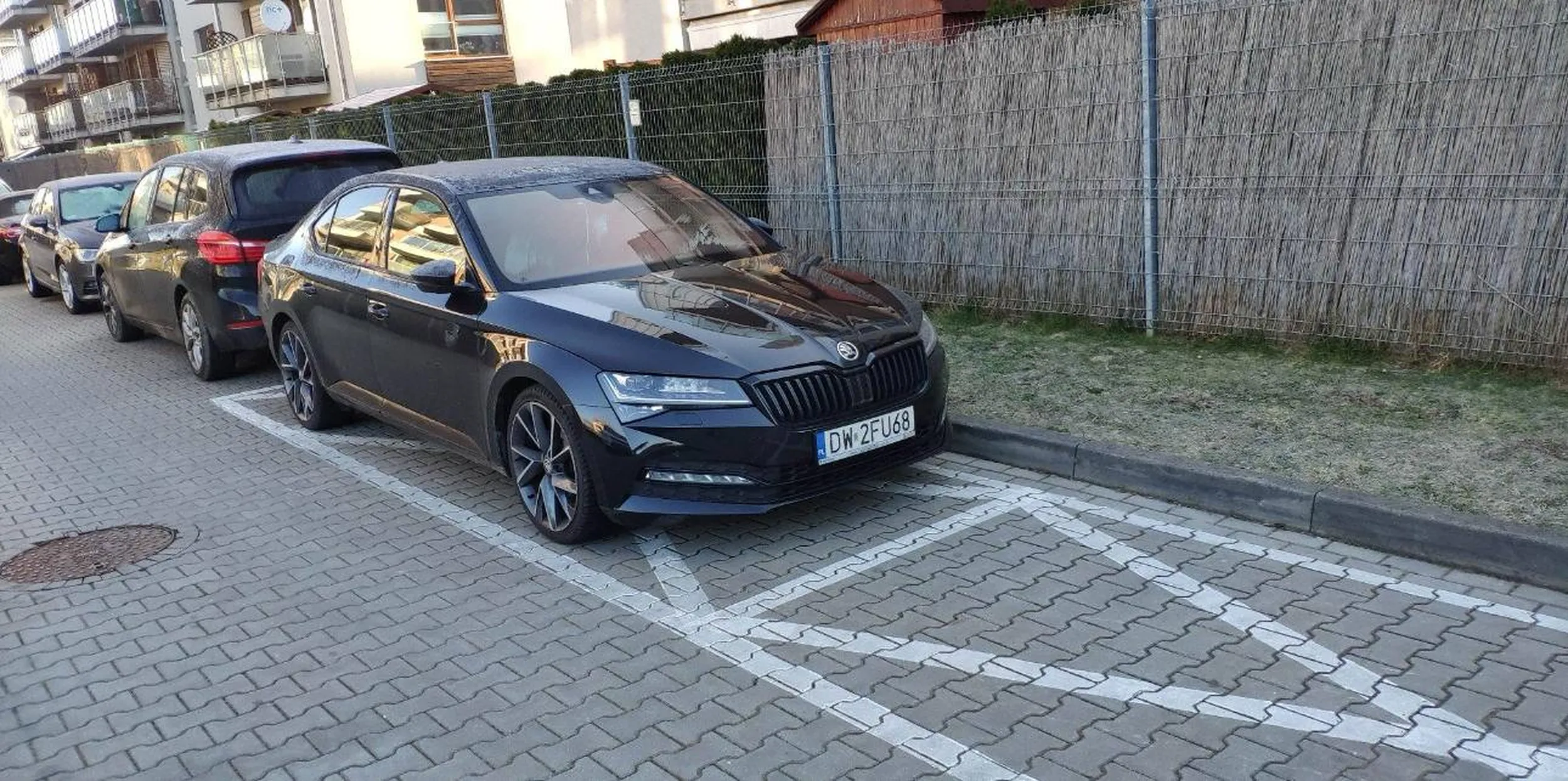 Stajesz na zakazie - jest znak jak byk, do tego masz namalowane koperty jakbyś niedowidział/ła. Blokujesz wyjazd samochodom które parkują na wydzielonych miejscach parkingowych! Po to są te koperty! Bo ameby takie jak TY blokowały wyjazd! Użyj mózgu! To nie boli!