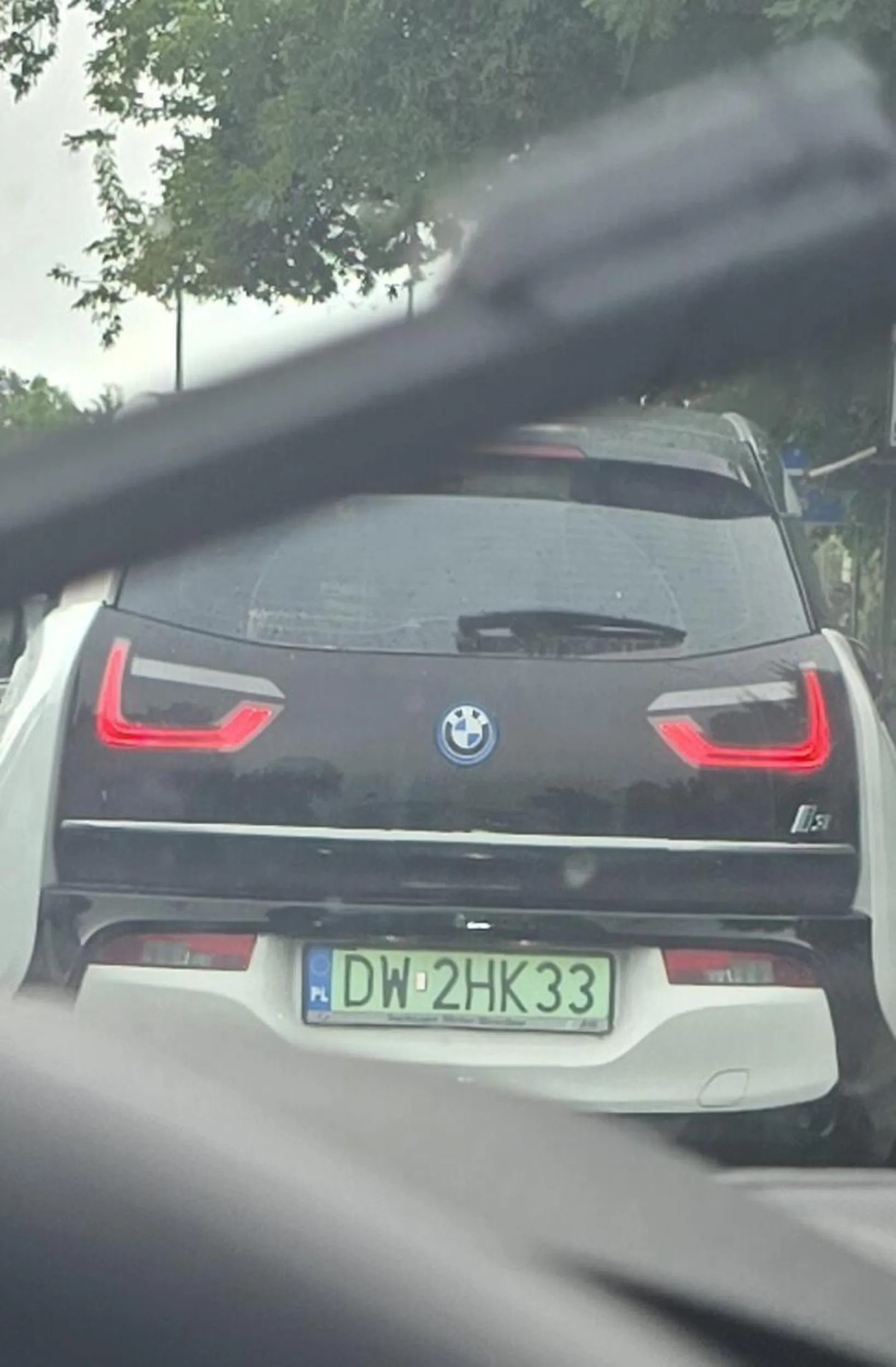 Wariat z fają w gębie w bmw i3. Jadący bez świadomości tego co dzieje sie naokoło. Jak to zobaczysz to sie zastanów nad sobą człowieku.