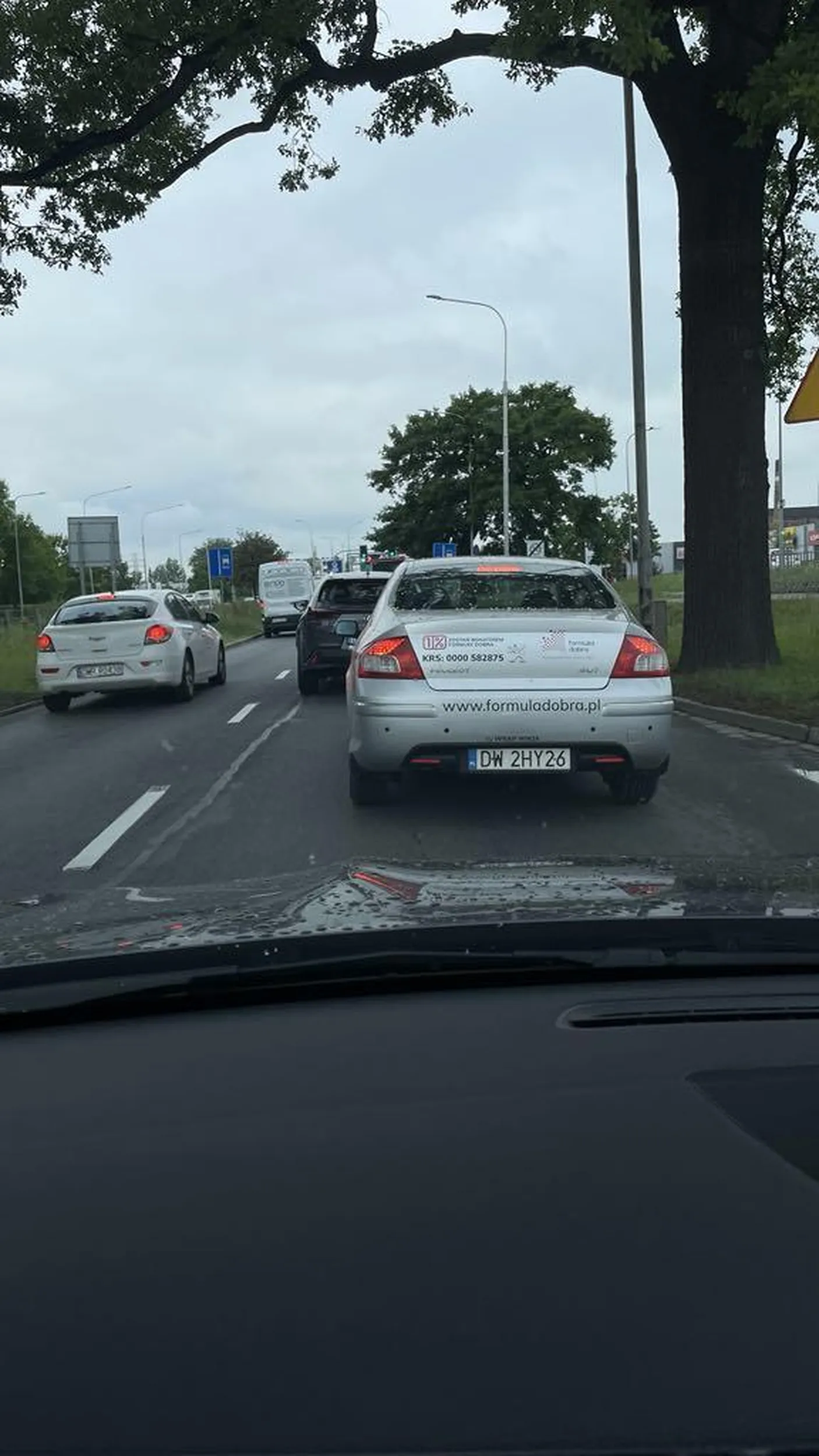 "Formuła dobra" chyba nie dotyczy kultury jazdy. Pani kierowca najwyraźniej nie zna zasady jazdy na suwak – szkoda, bo wystarczyło odrobina uprzejmości i znajomość przepisów. Jak widać hasło na samochodzie a zachowanie na drodze to dwa zupełnie różne światy.