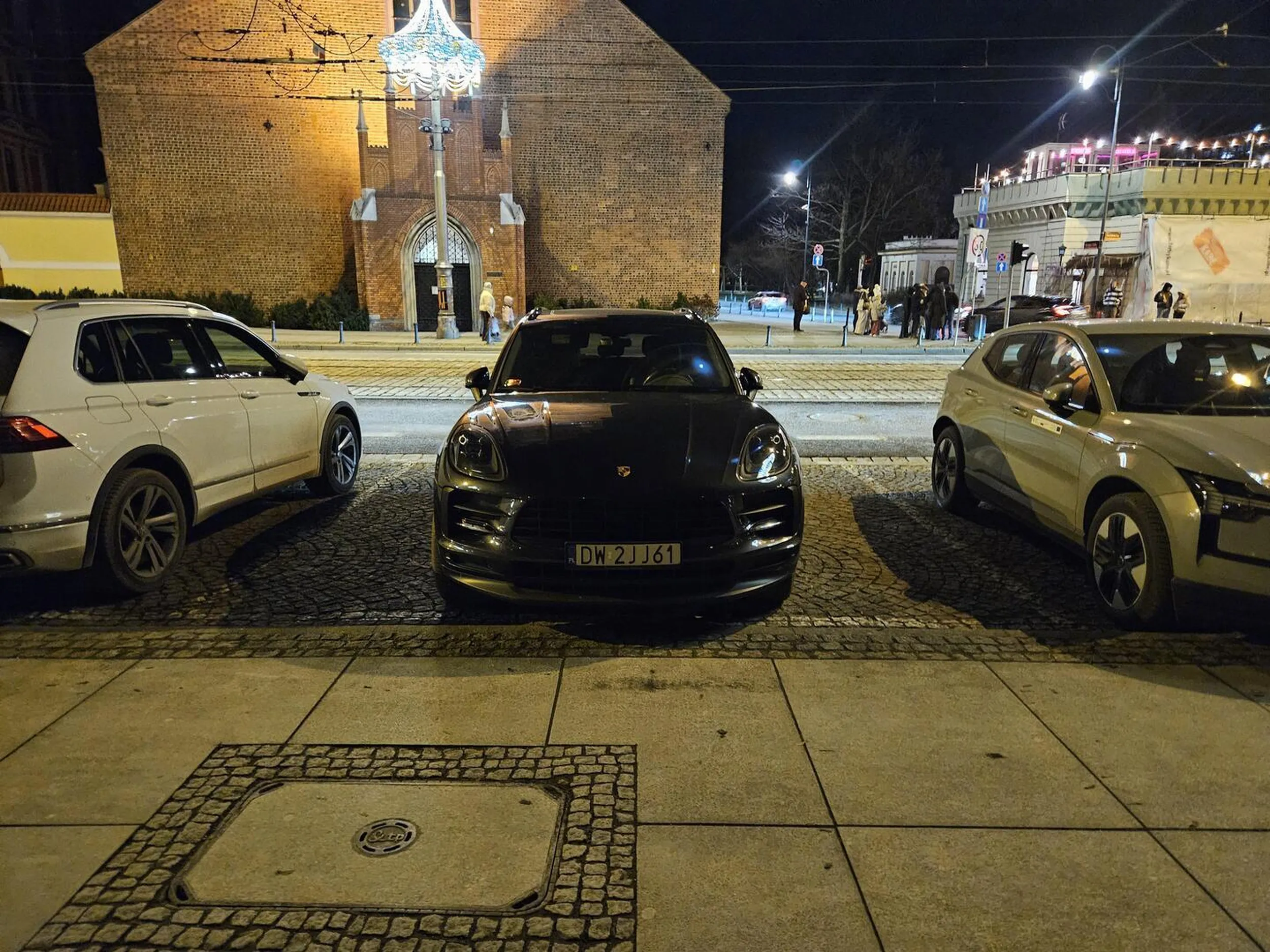 Nie polecam osoby kierującej dla której jedno miejsce w centrum miasta to za mało i zajmuje dwa...