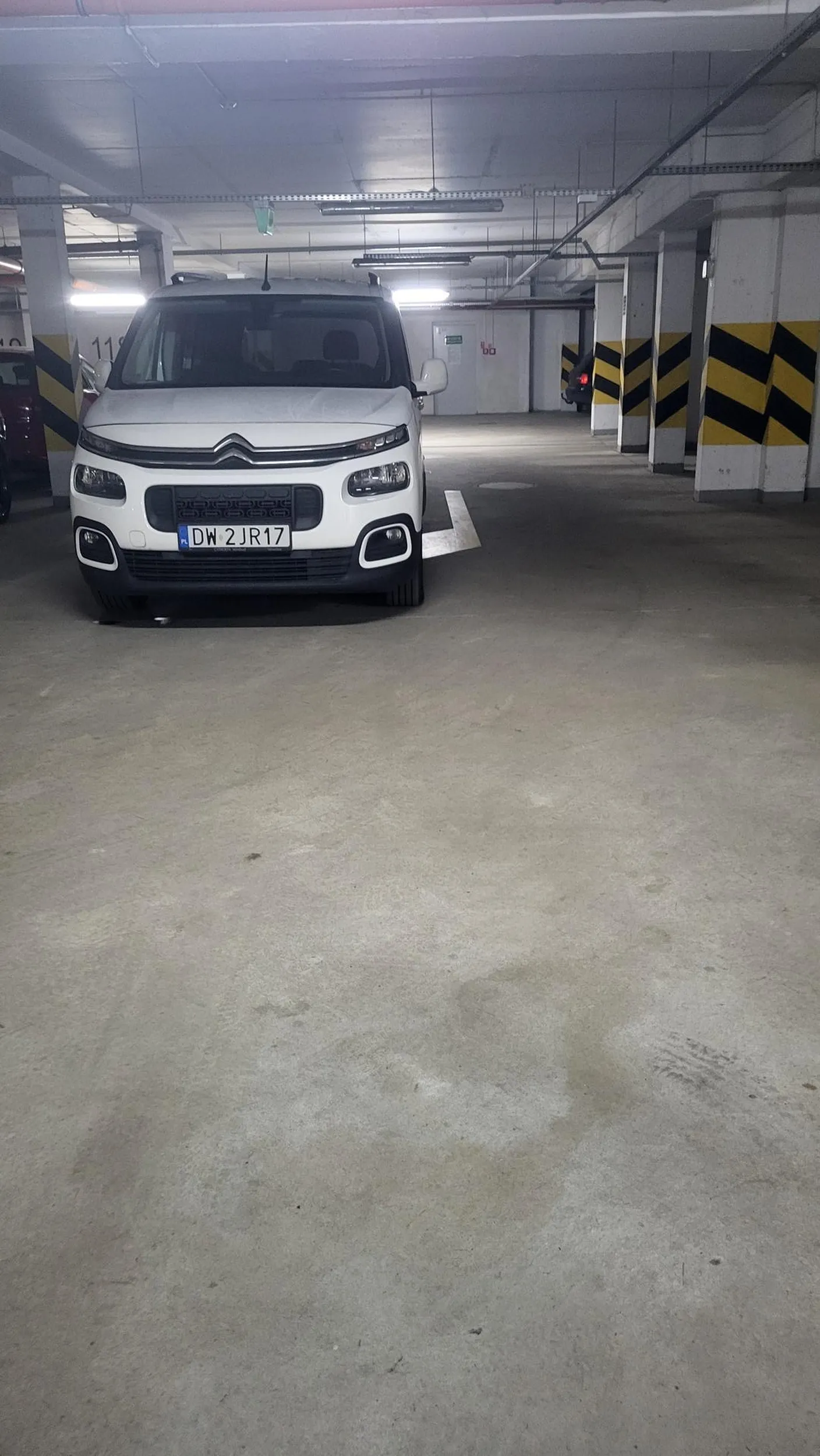 Parkuj tak żeby nie utrudniać przejazdu,  zwłaszcza w parkingu podziemnym.  Następnym razem zgloszenie wyzej
