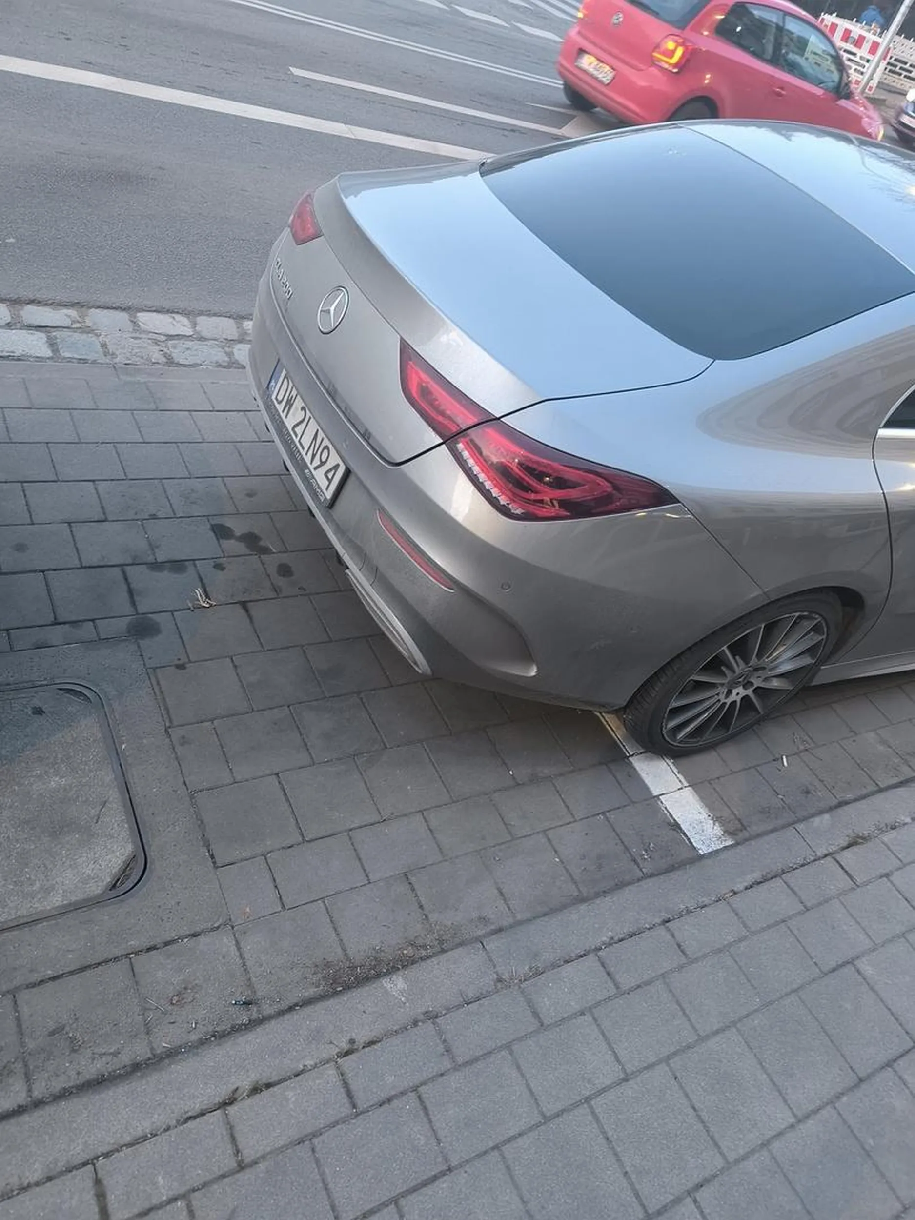 "Muszę kupić hatchbacka, bo sedan ma za wielką dupę."