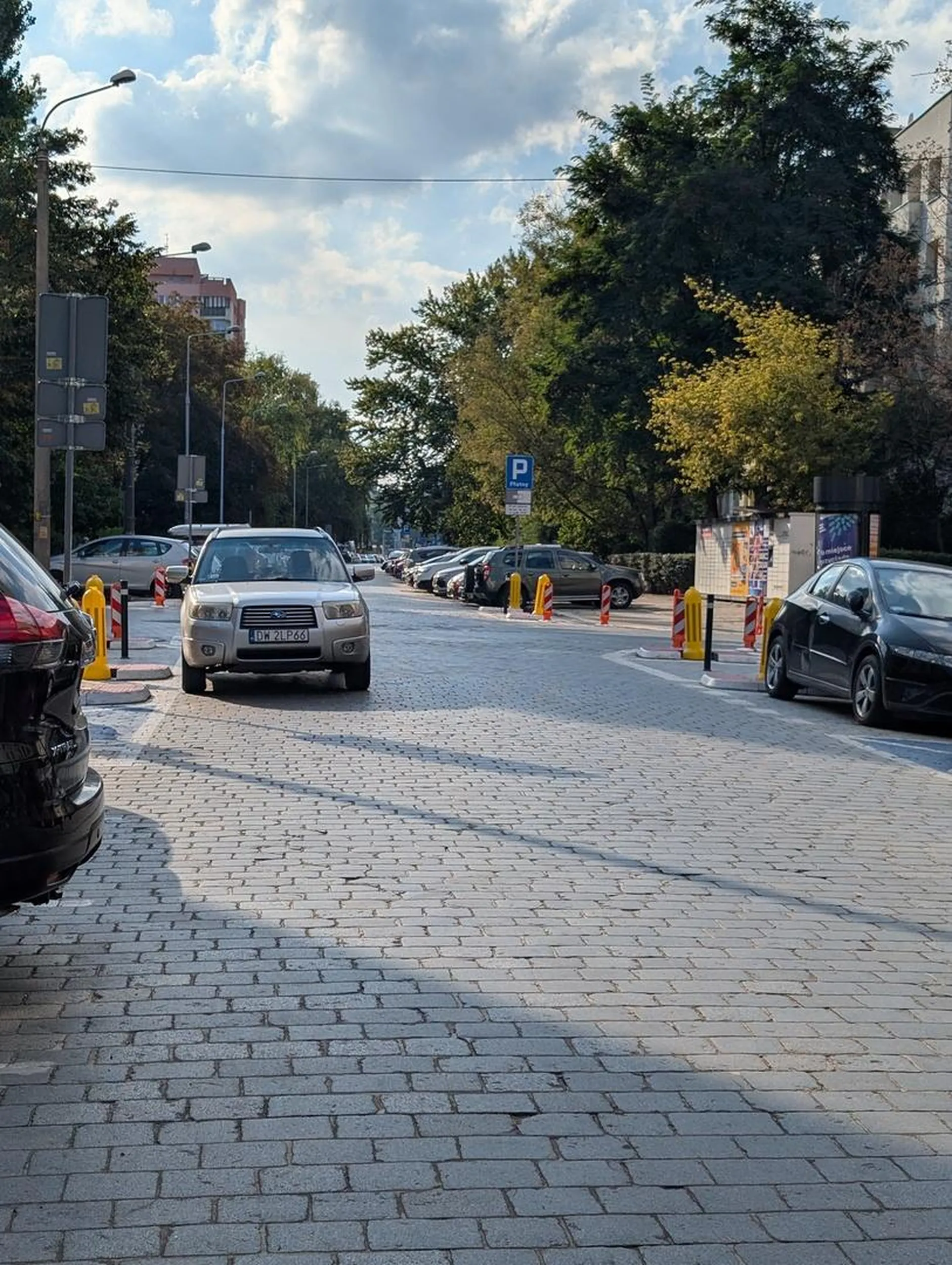 Parkowanie samochodu przy samej krzyżówce i przejściu dla pieszych, żeby pójść na 10 minut do sklepu i żeby wszyscy go omijali podczas skrętu i nic nie widząc oraz żeby piesi wychodzili tuż zza niego, to jest tak nie bardzo, można stanąć na środku ulicy, gdzie auto można swobodnie ominąć. A też widzę to przynajmniej drugi raz.