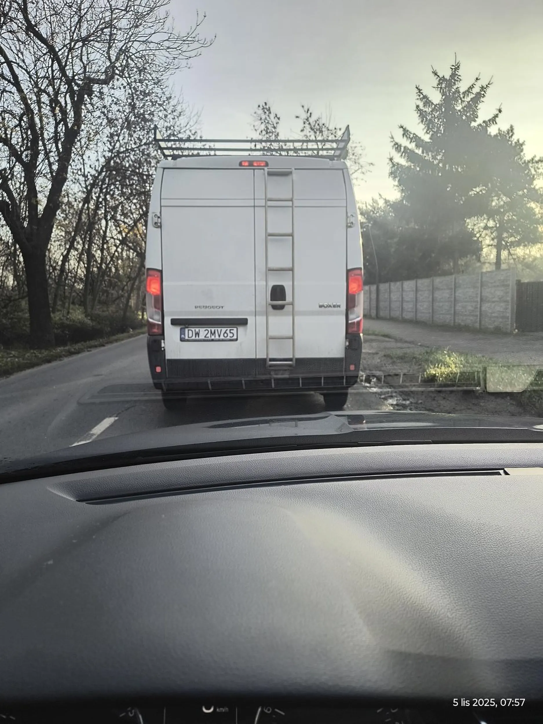 Pan wymusił pierwszeństwo na skrzyżowaniu. Prawie we mnie wjechał, nie zareagował na trąbienie. Uważajcie