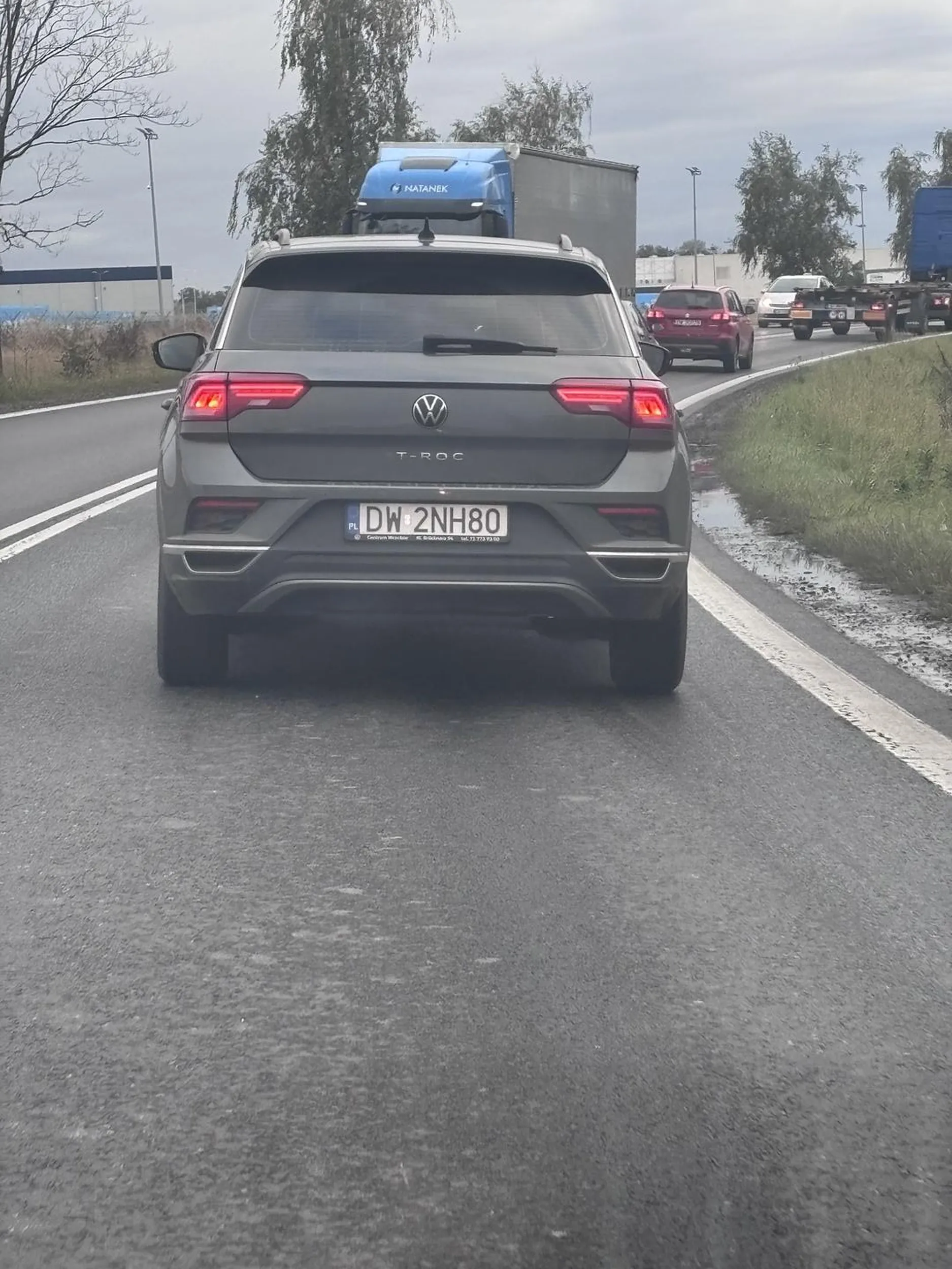 Wymusza pierwszeństwo, wyprzedza prawym pasem dojazdowym